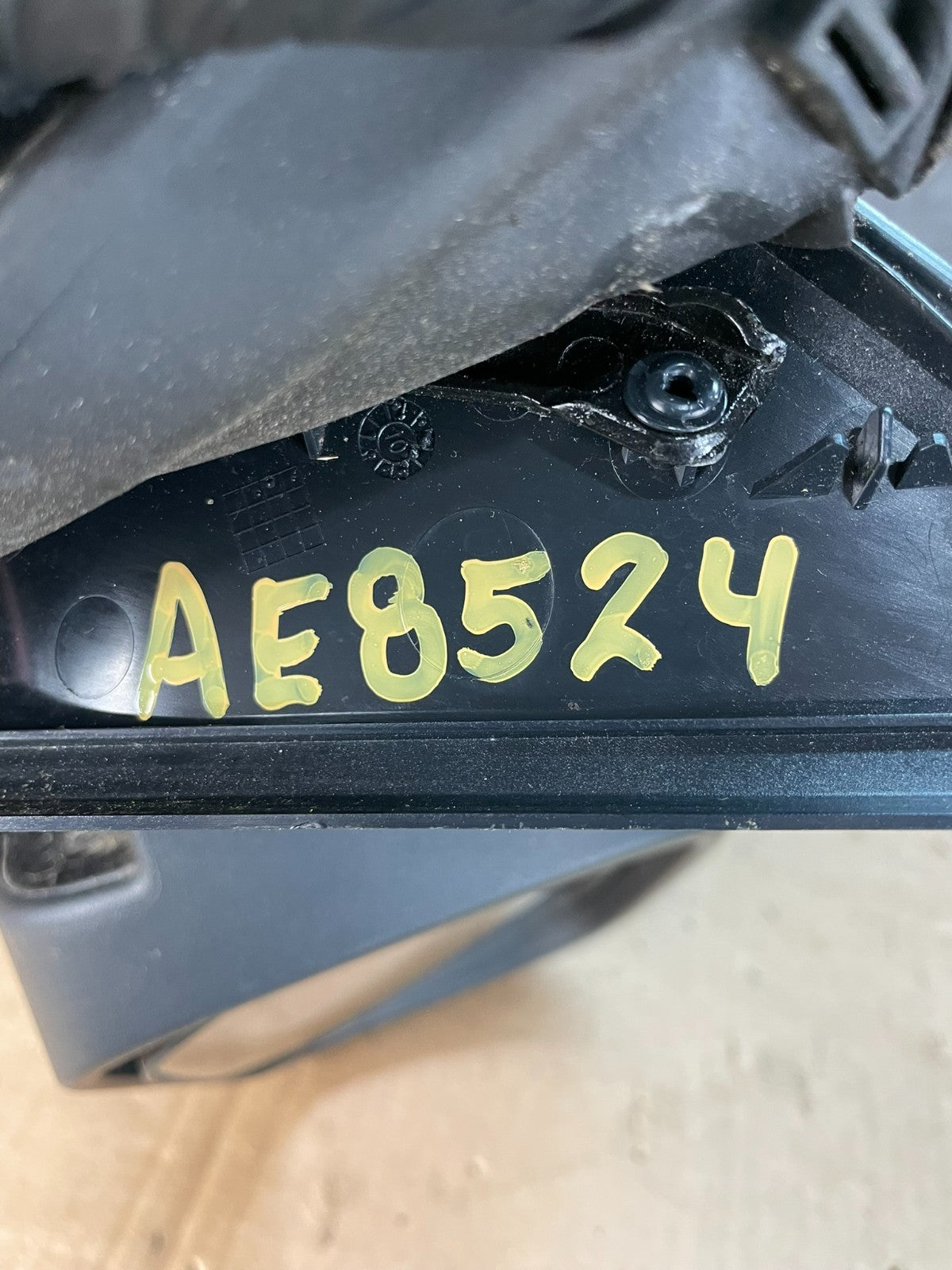 2003 to 2006 Volvo XC90 Right Passenger Side View Door Mirror AE8524 DW10