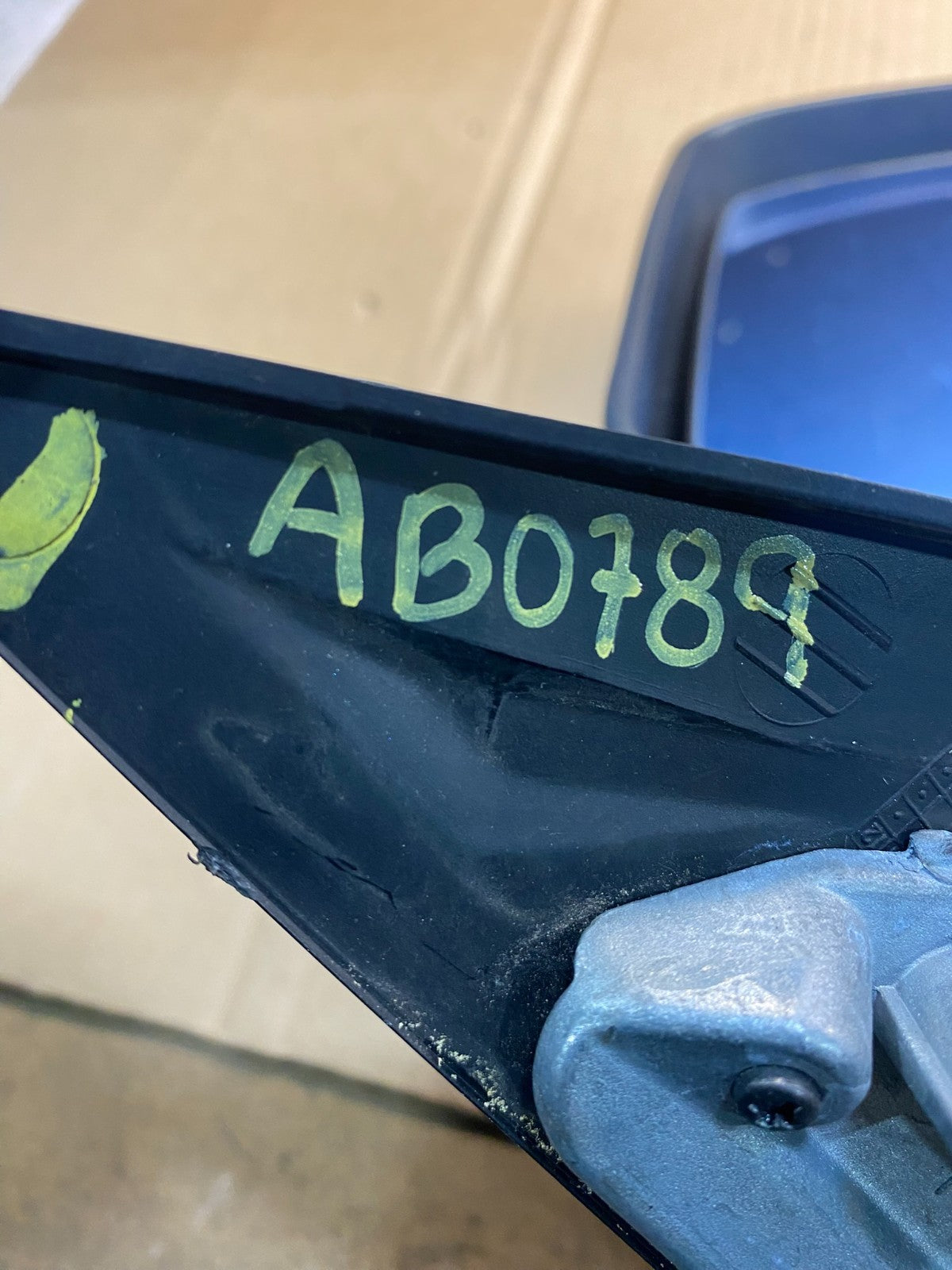 2001 to 2006 BMW 325i Right Passenger Side View Door Mirror OEM AB0789 MS11