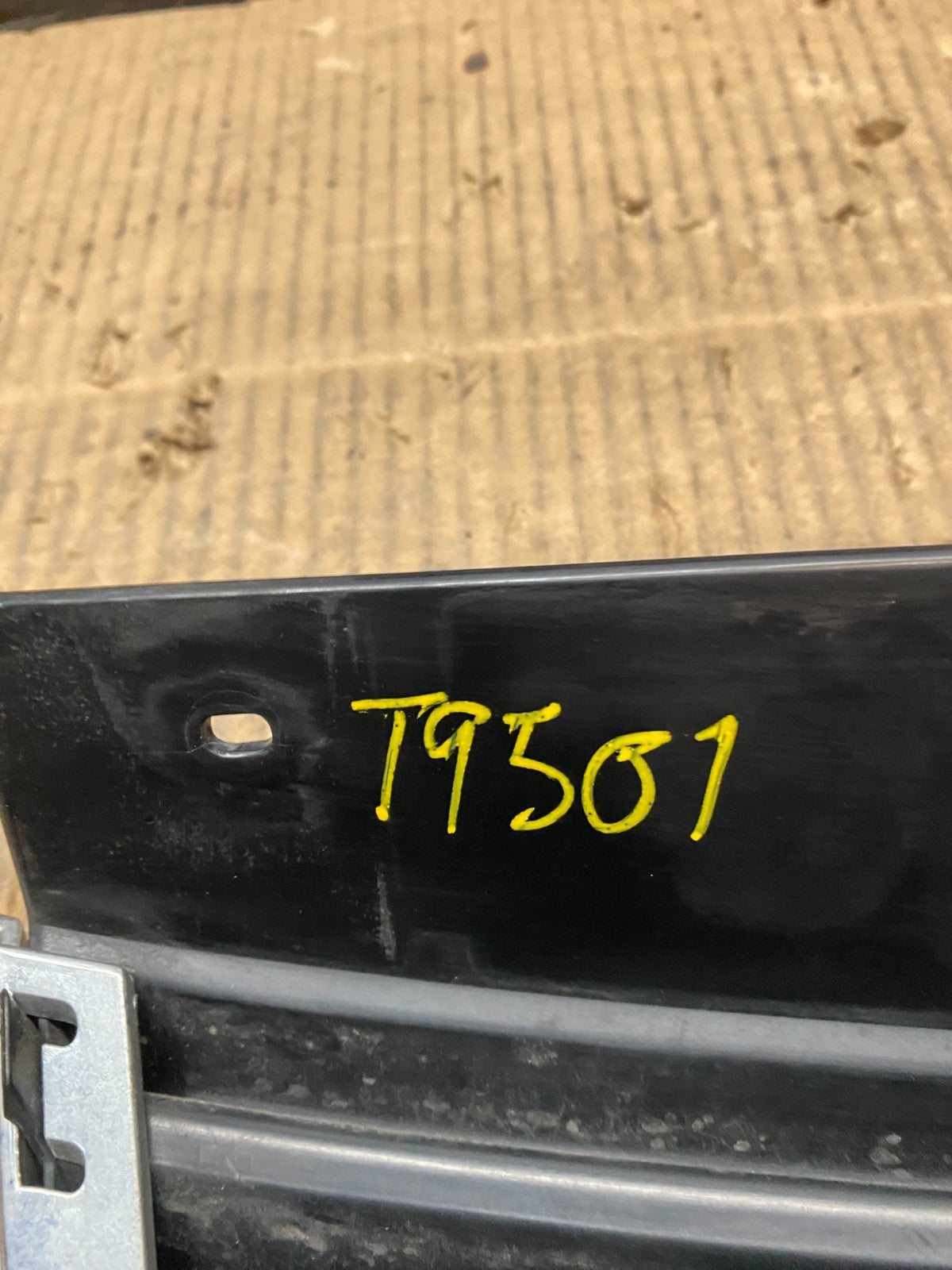 2004 2005 2006 Saturn Vue Front Upper Grille Grill T9501 DG9