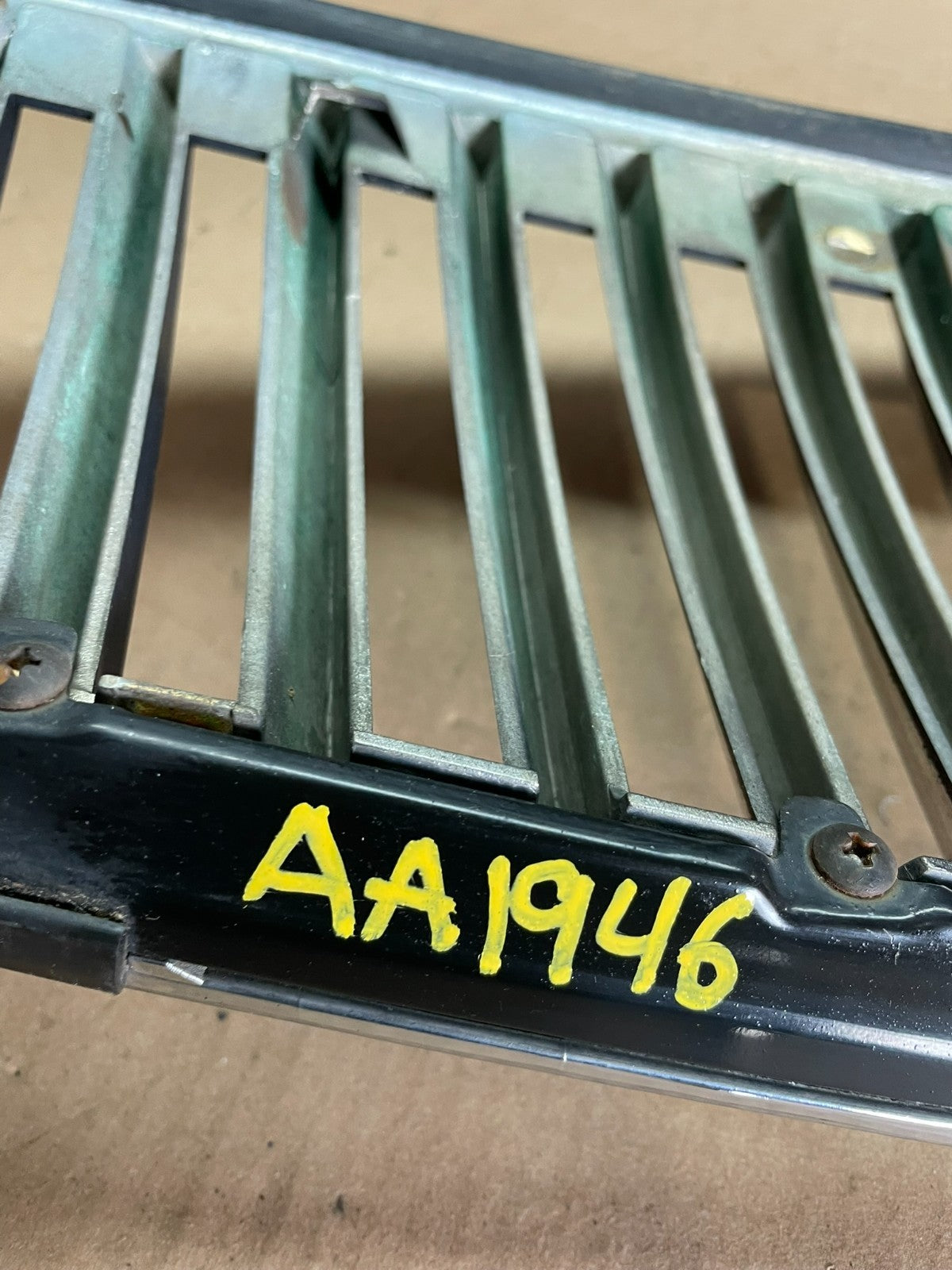 2002 to 2005 Hyundai XG350 Front Upper Grill Grille W/Emblem AA19467