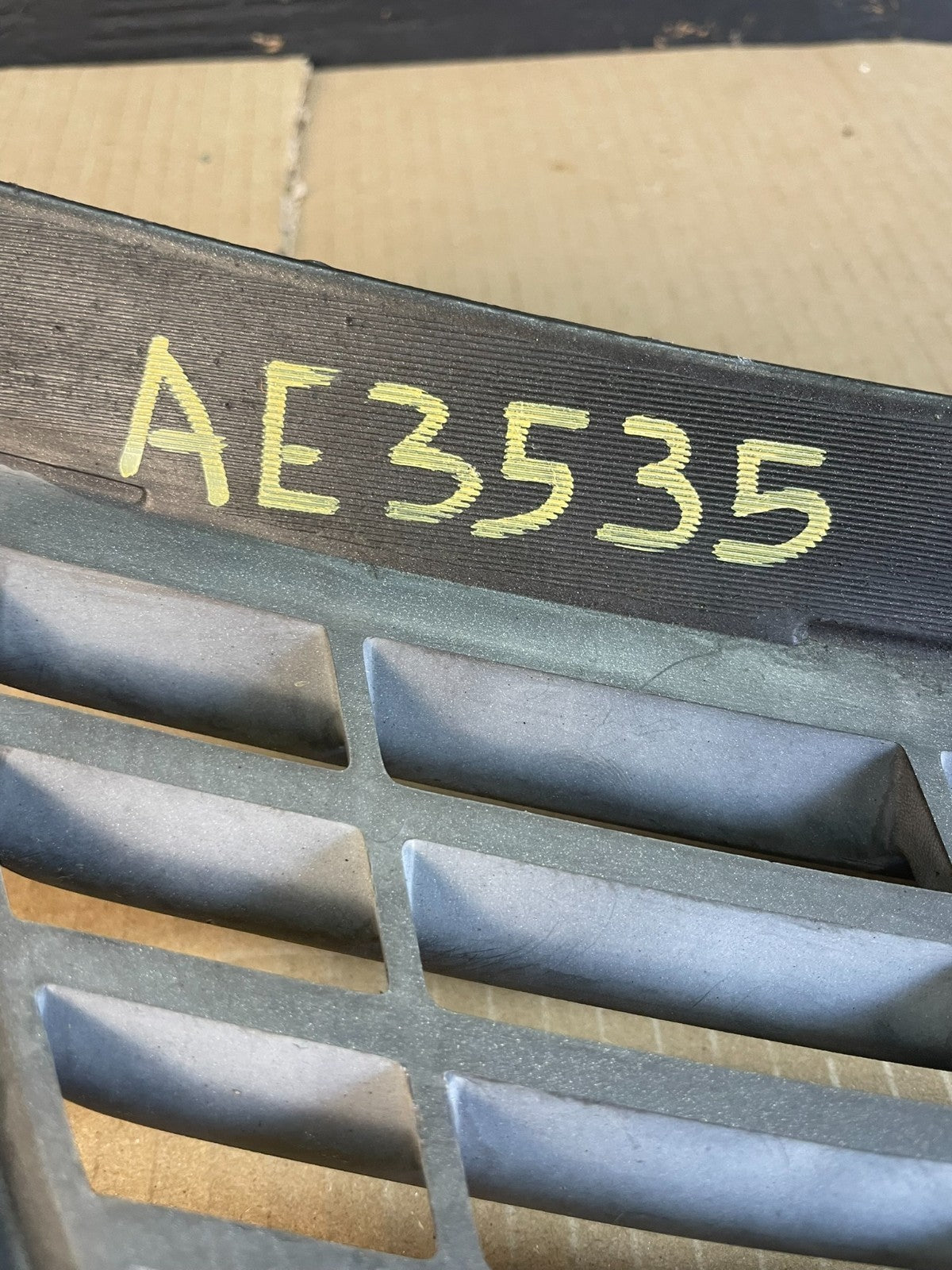2001 to 2004 Chrysler Town & Country Front Upper Grill Grille AE3535 DG5