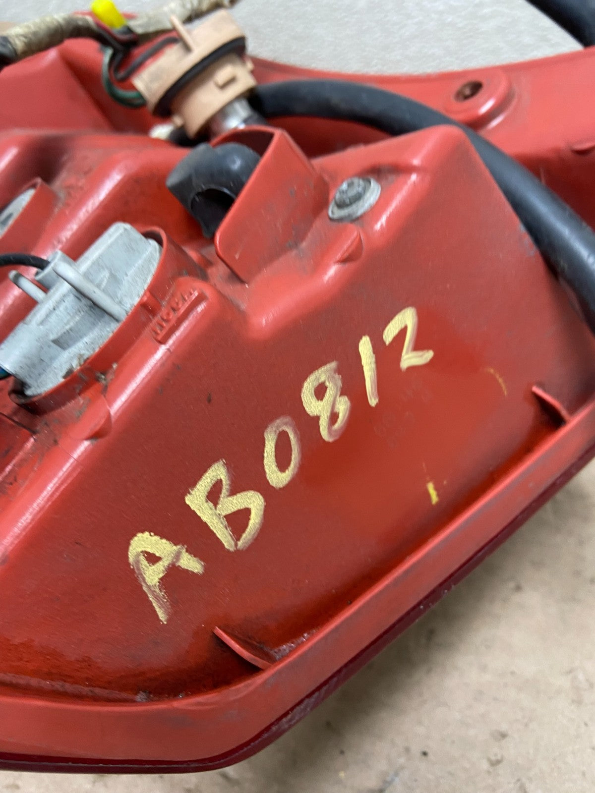 2004-2005 Mitsubishi Endeavor Right Passenger Rh Tail Light Oem AB0812 LK5