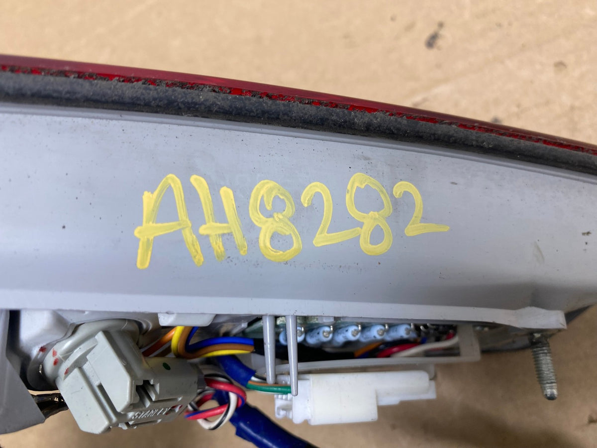 2004 to 2006 Lexus LS430 Right Passenger Side Tail Light Inner AH8282 LK6