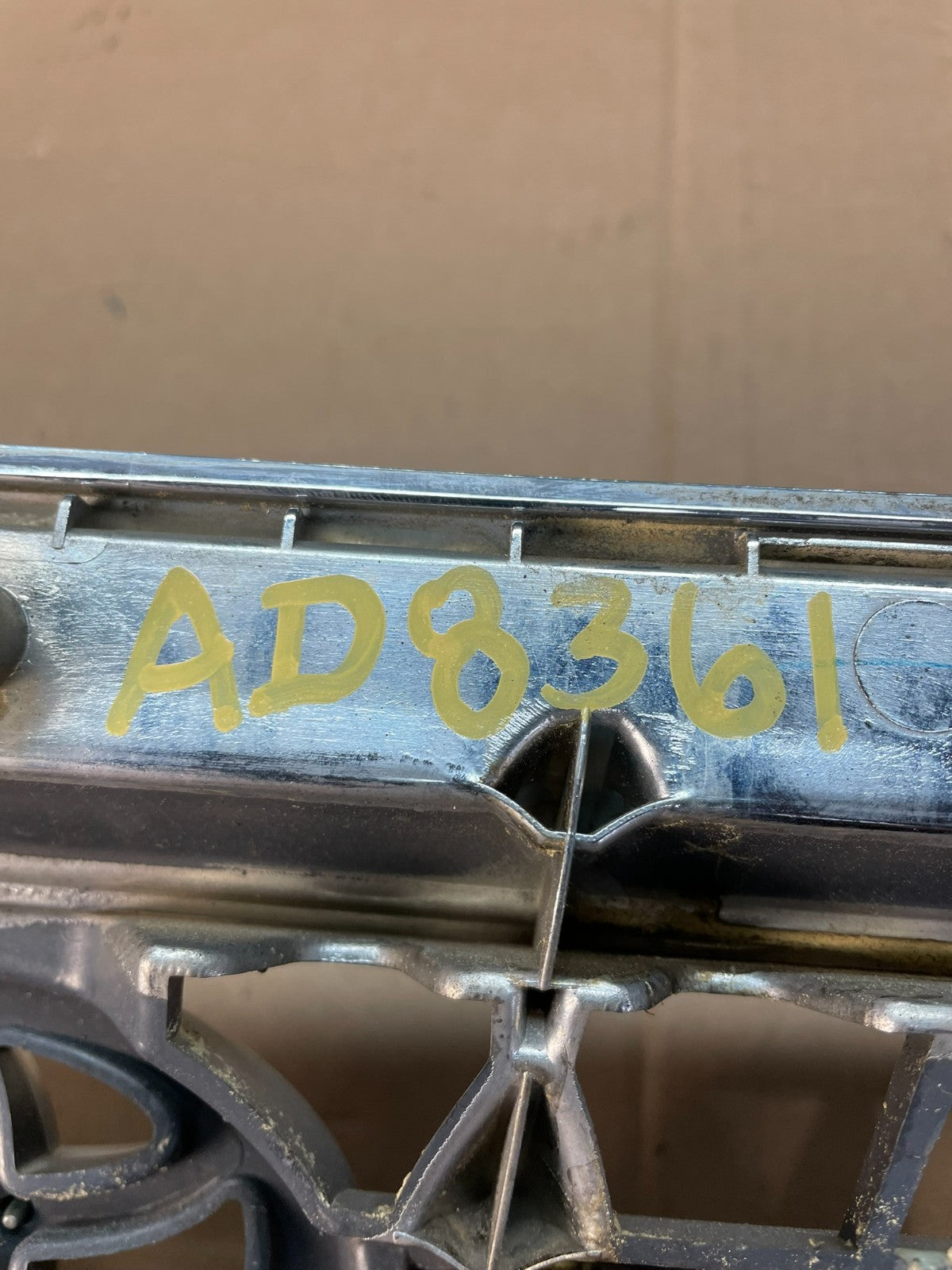2003 2004 Toyota Avalon Front Upper Grill Grille AD8361 DG6