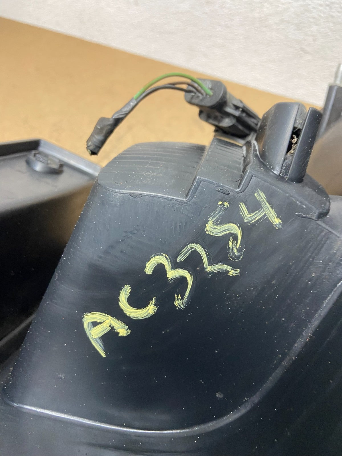 2003 to 2006 Lincoln Navigator Left Driver LH Side Tail Light OEM AC3254 DW7