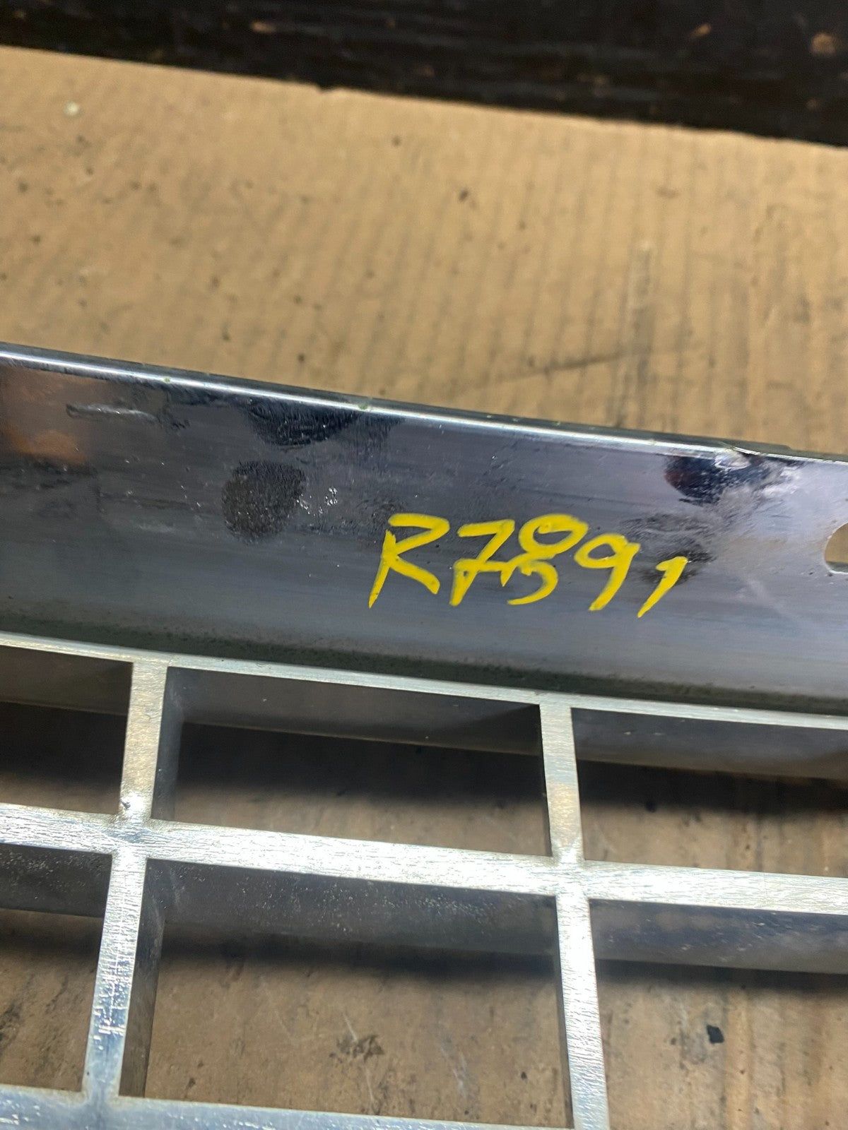 2004 to 2007 Ford Freestar Front Grill Grille 3F23-17K945 OEM r7891 DG8