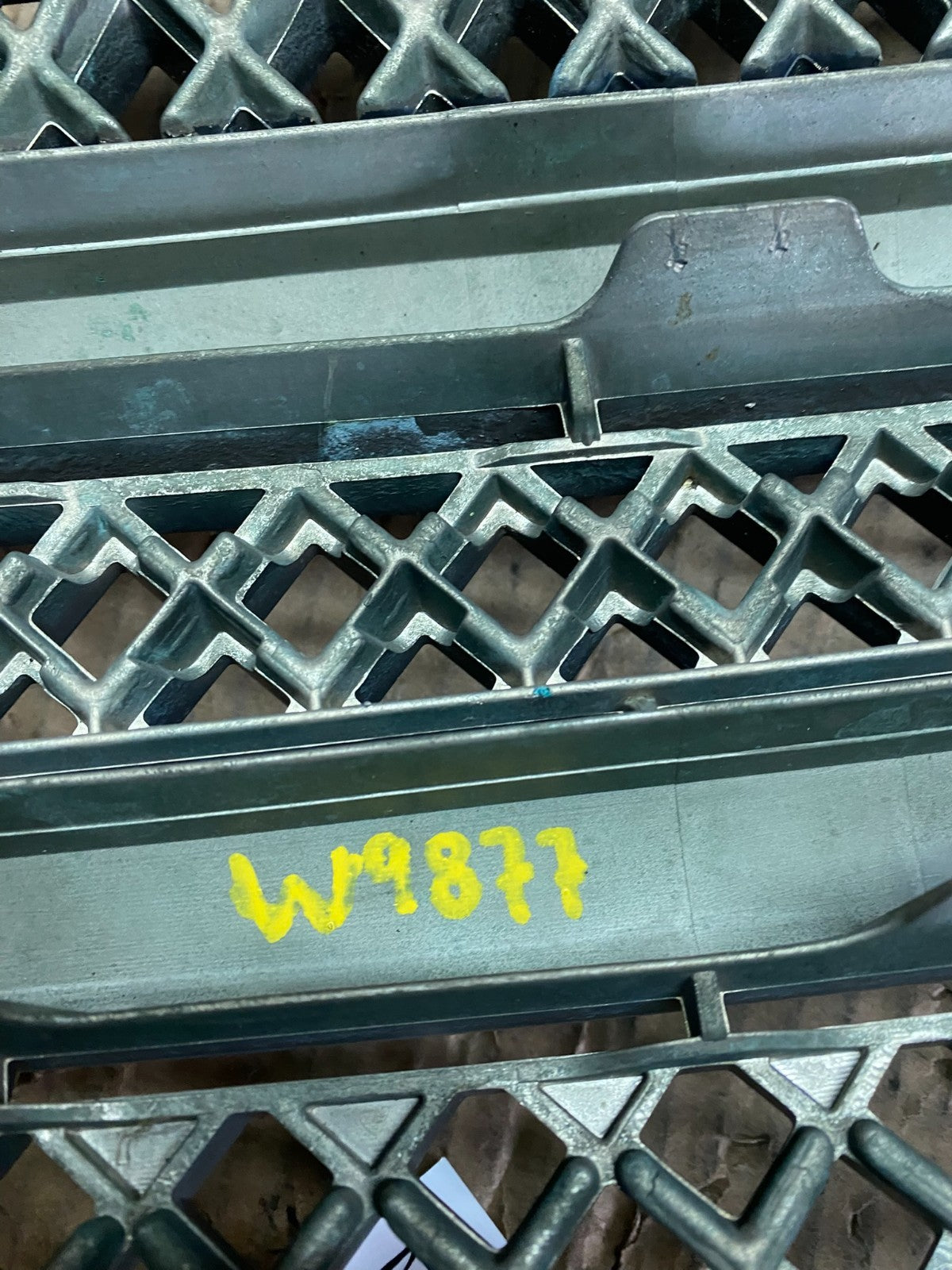 2006 to 2007 Toyota Highlander Front Upper Grille Grill With Emblem W9877 DG9