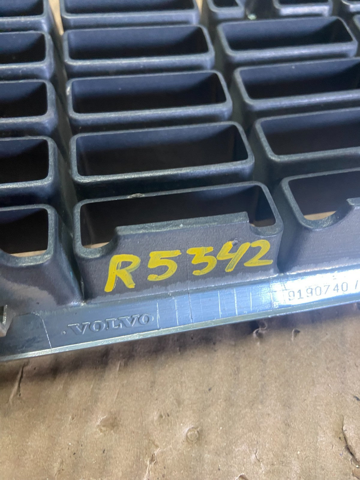 2001 to 2004 Volvo S60 Front Upper Grill Grille Oem R5542 DG10