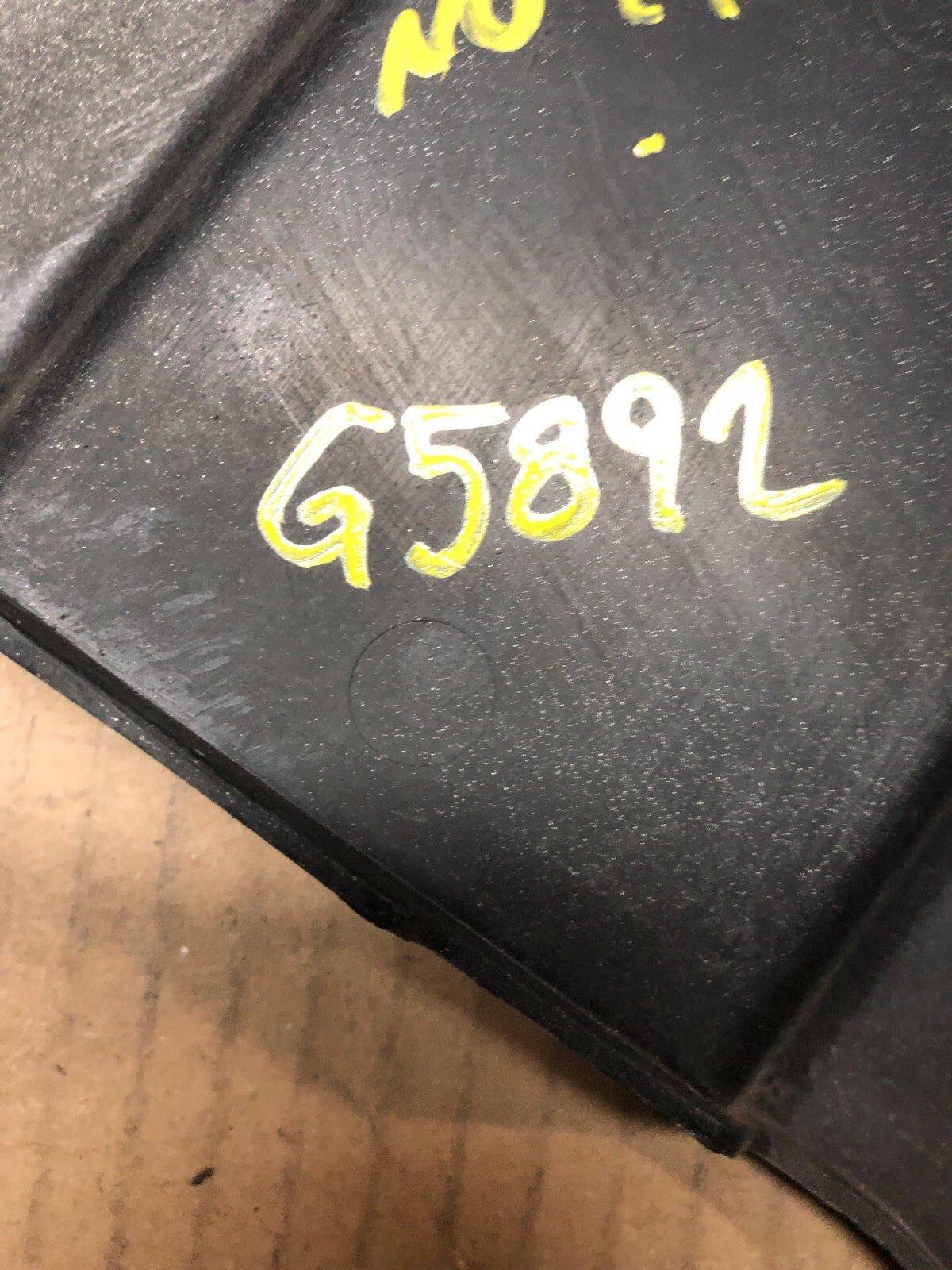2001 to 2004 Nissan Pathfinder Engine Cover Ornament G589210