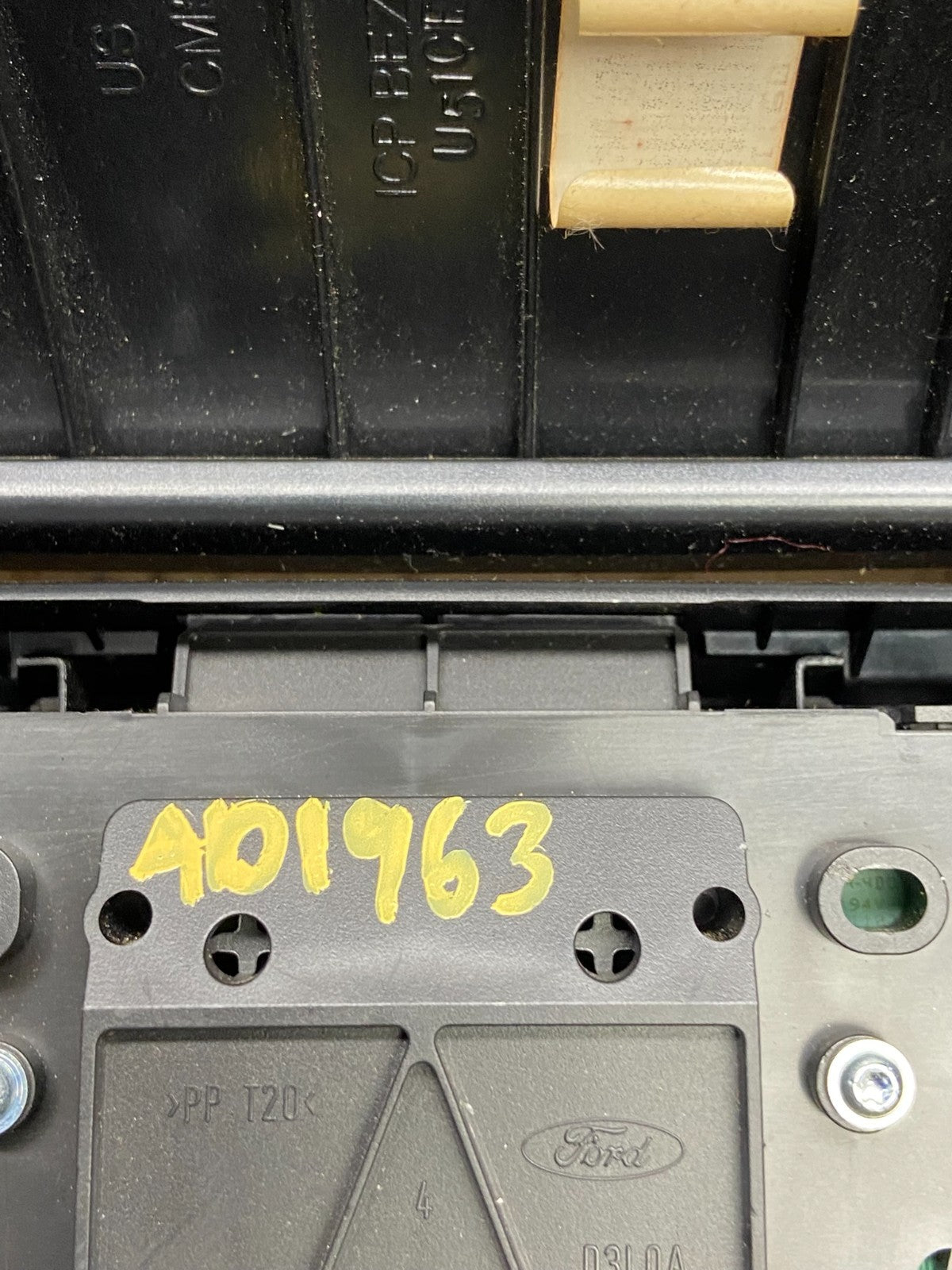 2012 to 2014 Ford Focus Radio Control Panel Trim w/ Bezel AD1963 DG6