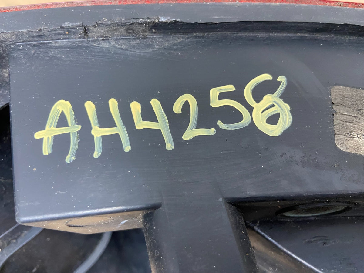 2004 2005 Mercury Sable Right Passenger RH Side Tail Light ah4258 DG8