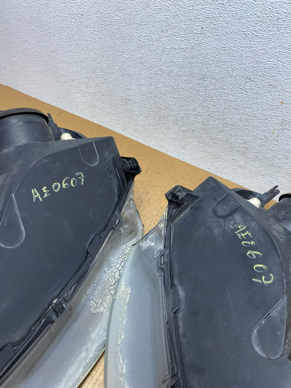 2000 to 2002 Ford Focus Left+Right Set Halogen Headlights AE0607 DW10