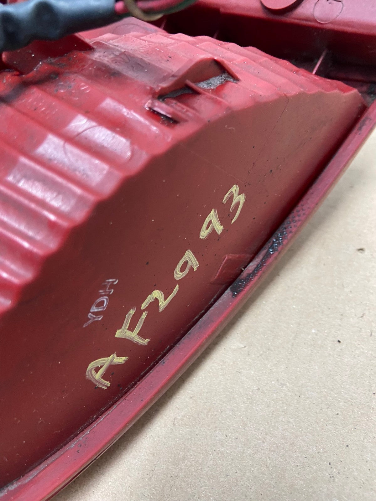 2003 2004 2005 Kia Sedona Right Passenger RH Side Tail Light AF2993 LK6