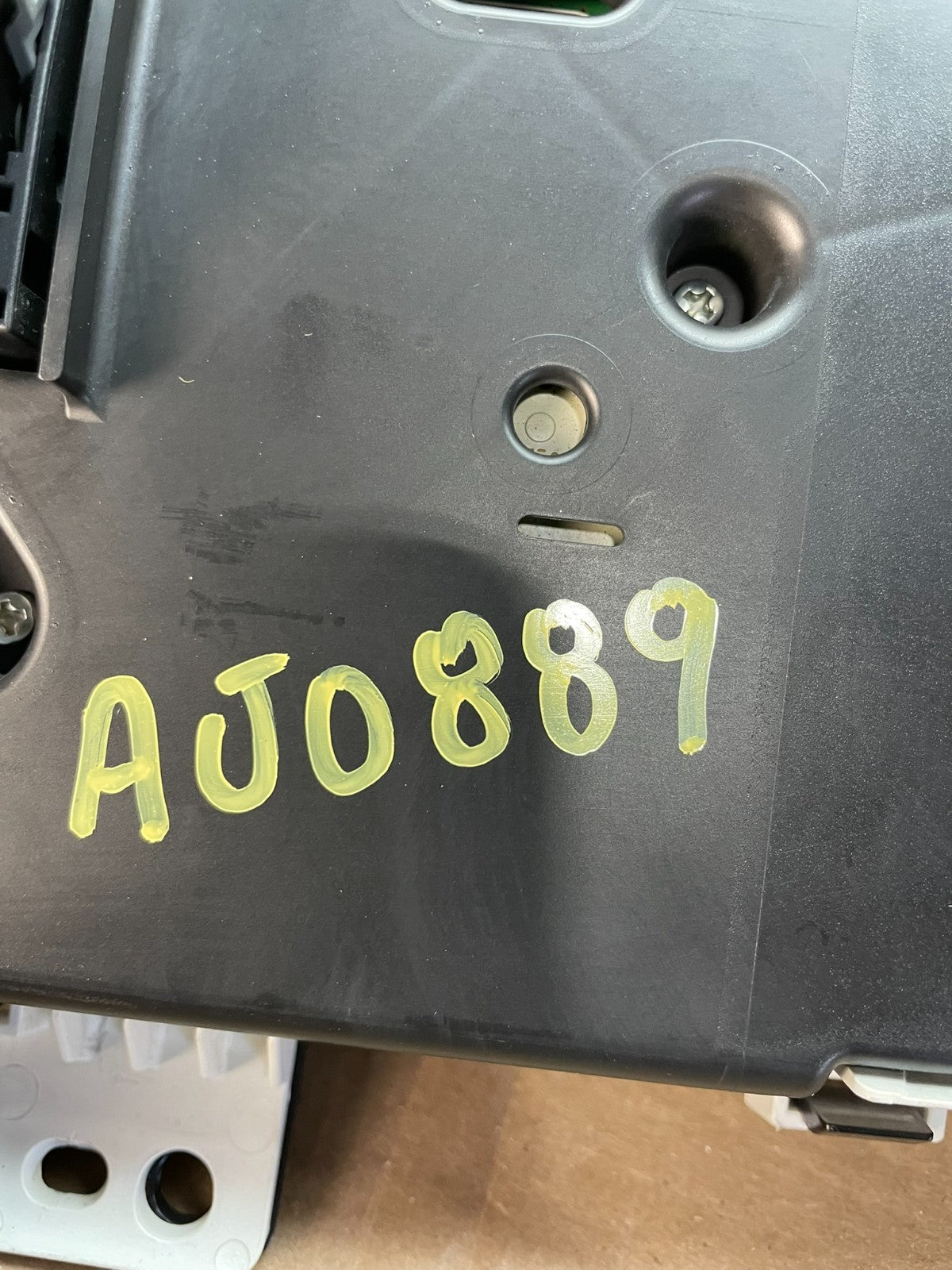 2007 to 2014 Cadillac Escalade Instrument Speedometer Cluster Gauge AJ0889 DW12