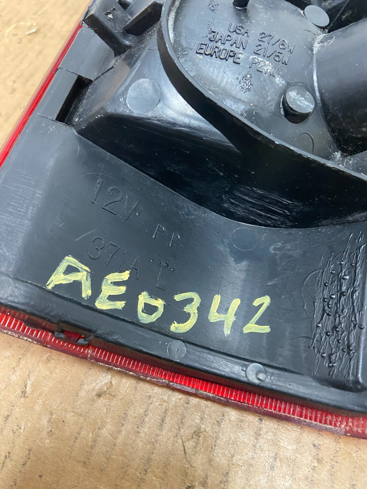 2000 to 2004 Isuzu Trooper Left Driver Side Tail Lights AE0342 DG6