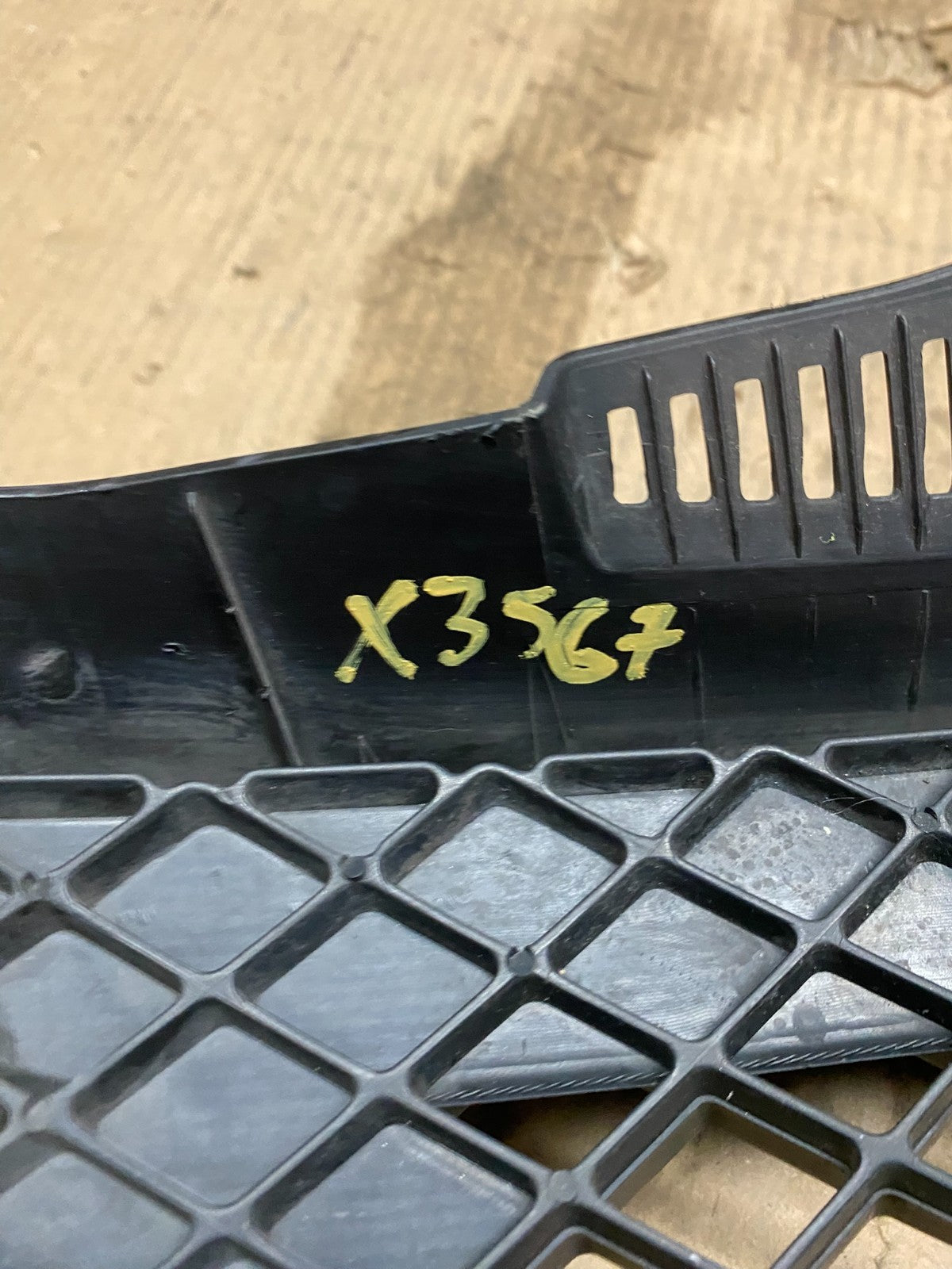 2010 to 2012 Kia Forte Front Upper Bumper Grill Grille X3567 DG7