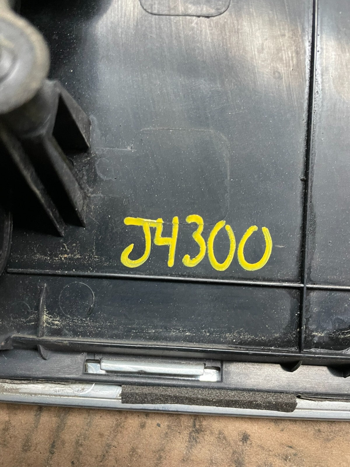 2003 - 2005 Hyundai Xg Trunk Lid Trim License Panel W Reverse Light J4300 DG10