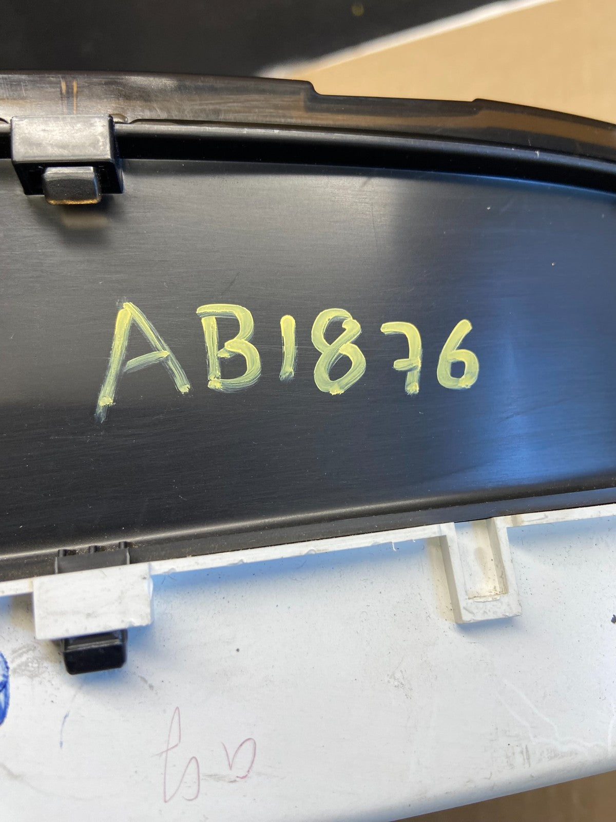 2004 Lincoln Navigator Speedometer Gauge Cluster AB18766