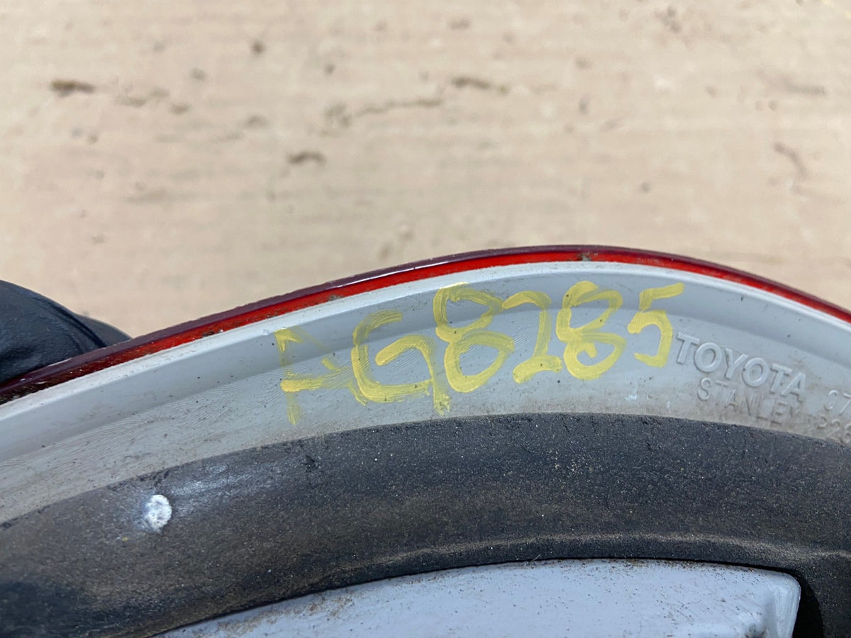 2003 to 2004 Toyota Avalon Left Driver LH Side Inner Tail Light AG8285 LK6