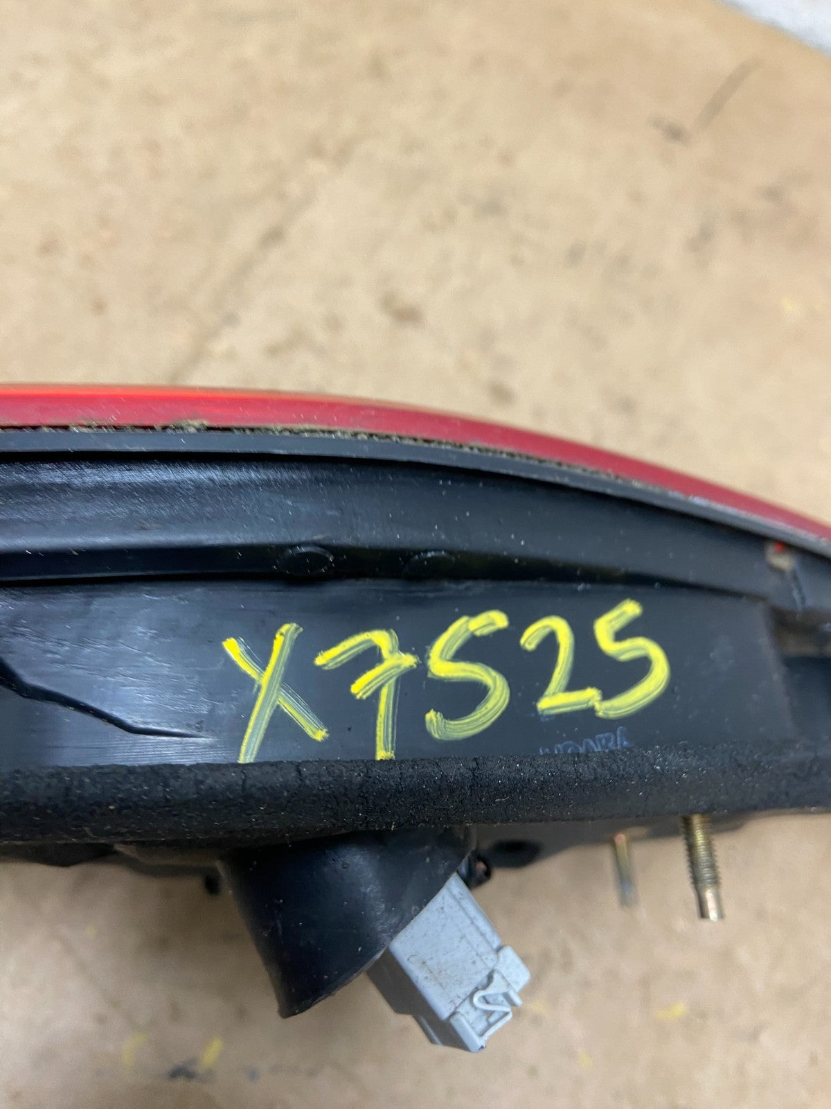 1998 to 2000 Honda Accord Right Passenger Side Inner Tail Light OEM X7525 DW8