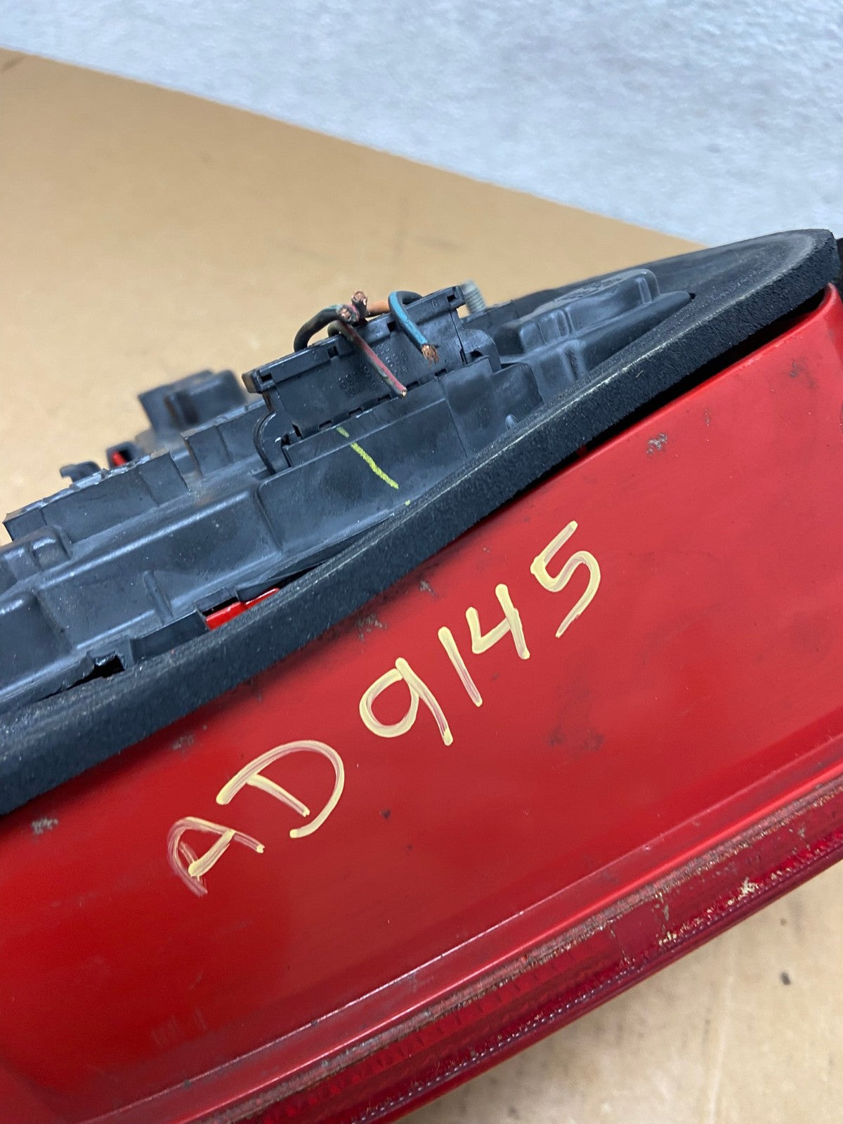 2004 to 2005 Volkswagen Jetta Right Passenger RH Side Tail Light AD9145 LK7