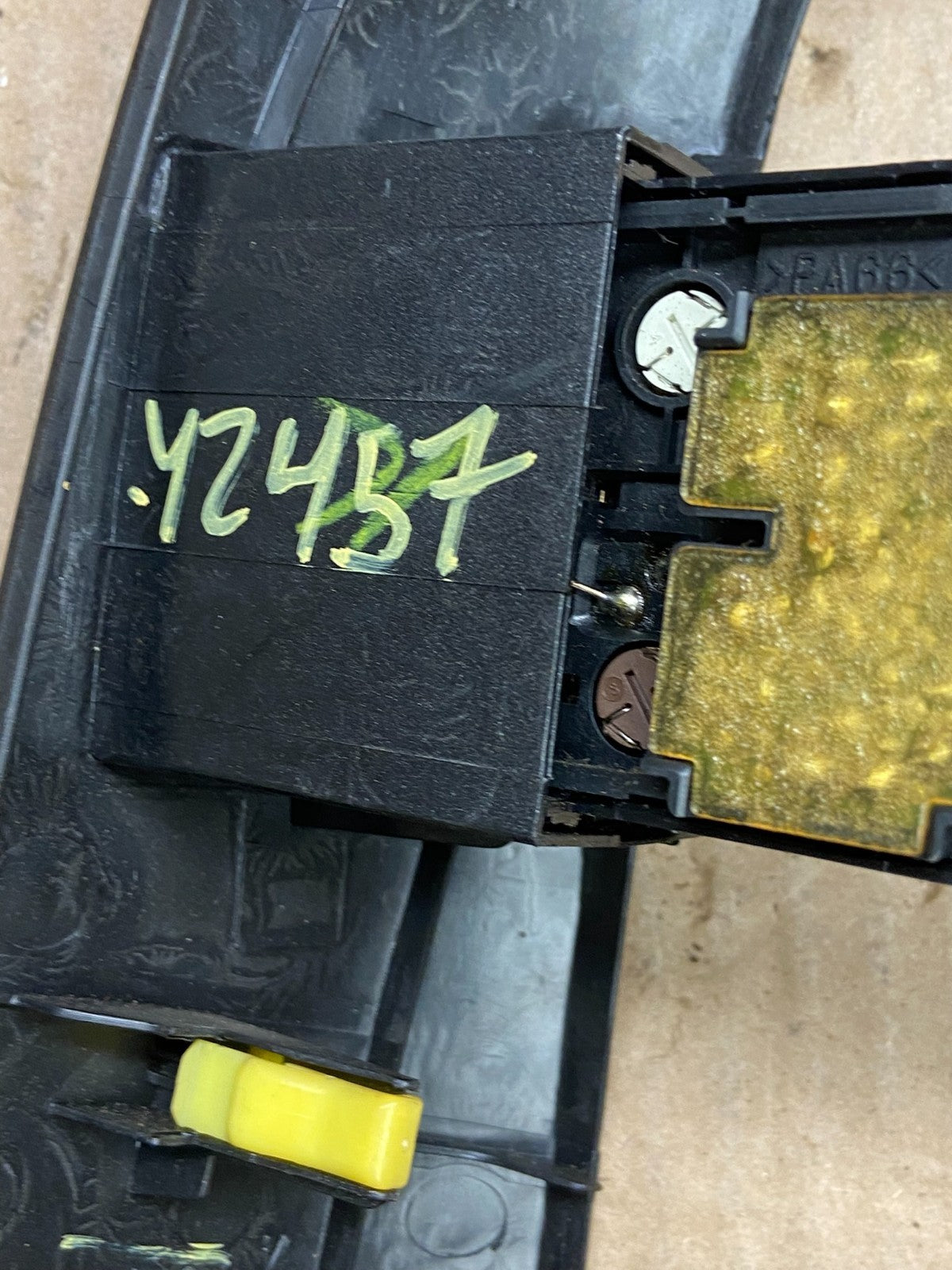 2004 to 2010 Toyota Sienna Left Side Climate Switches Bezel Trim Y2457 DG5