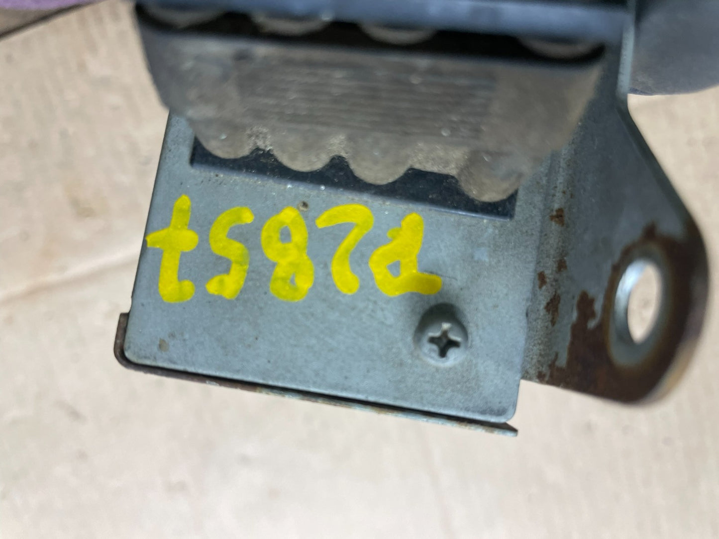 Dodge Regulator Valve MD110527 139000-2360 1390002360 P28576