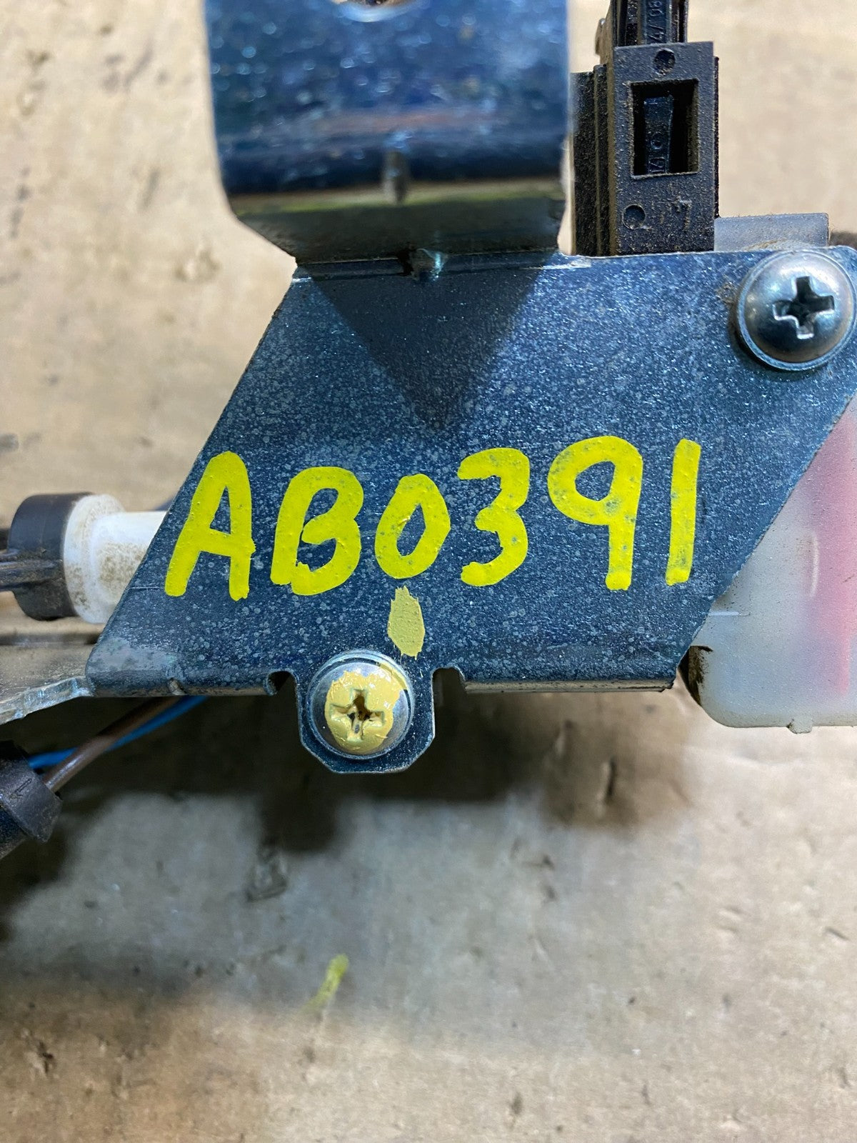 2008 to 2010 Porsche Cayenne Rear Trunk Window Latch Lock Actuator AB0391 DG4