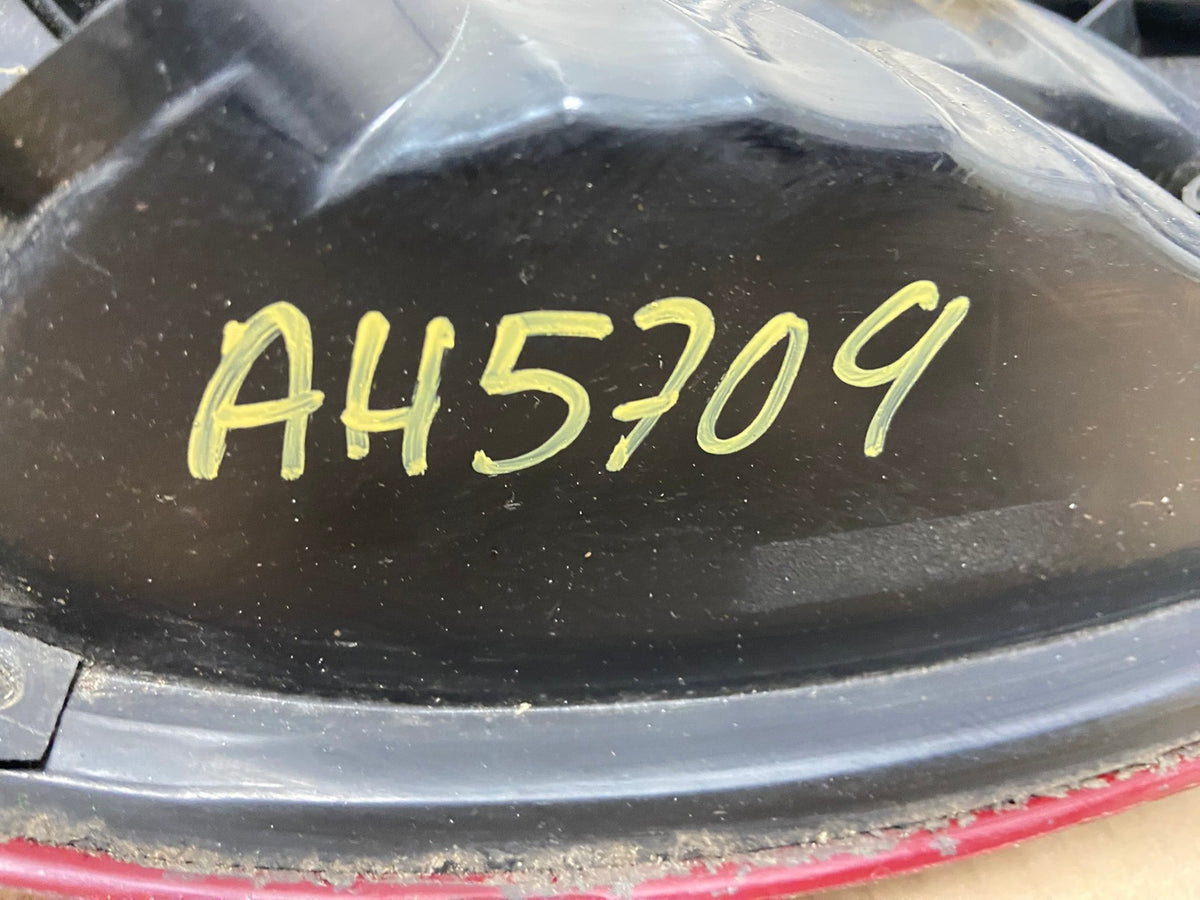 2004 2005 2006 2007 Ford Taurus Right Passenger Side Tail Light AH5709 LK8