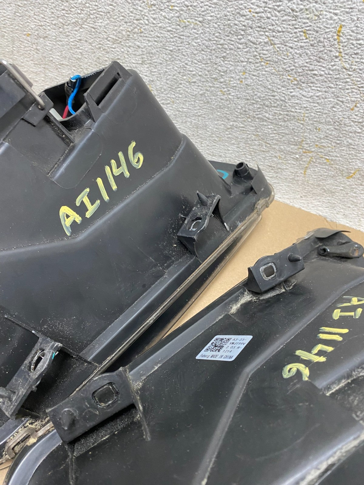 2002 to 2004 Volkswagen Jetta Left+Right Headlights AI1146 DW11