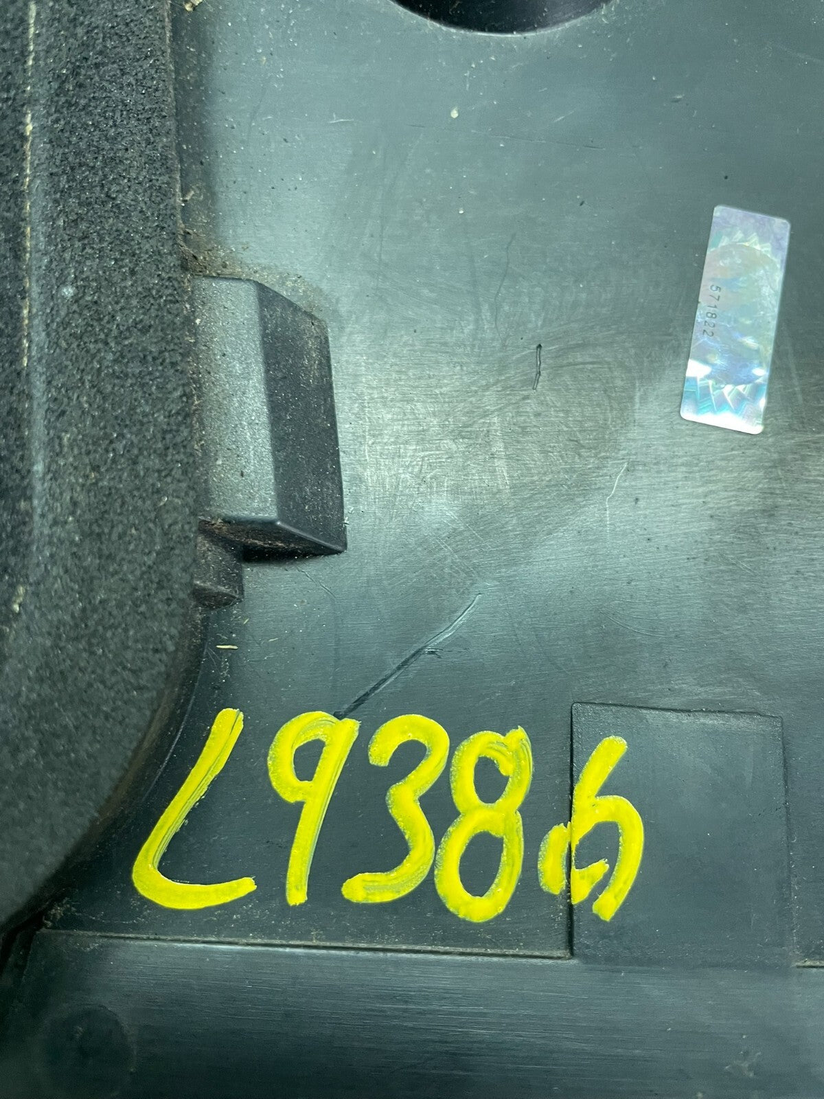 2000-2004 Volvo V40 Center License Plate Trim Panel Tail Inner Light L9386 DG15