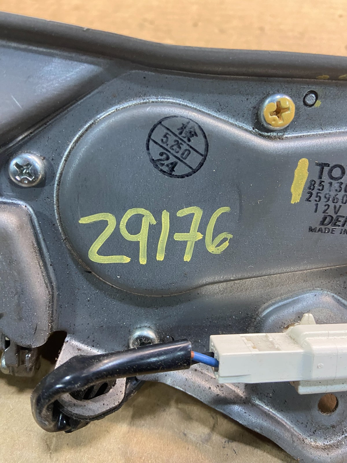 1997 to 2004 Mitsubishi Montero Sport Rear Tailgate Wiper Motor Z9176 DG5