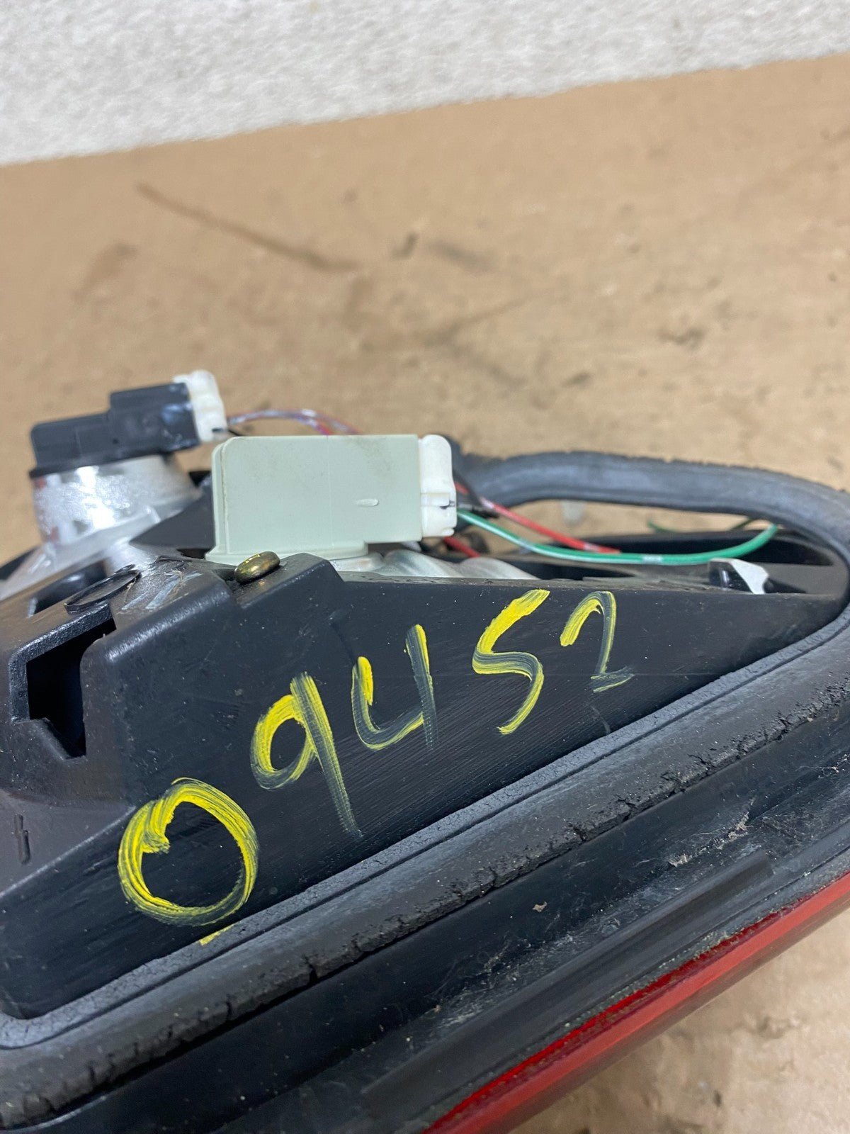 2002-2004 Infiniti i35 Inner Light Right Passenger Rh Side Tail Light OEM O94525