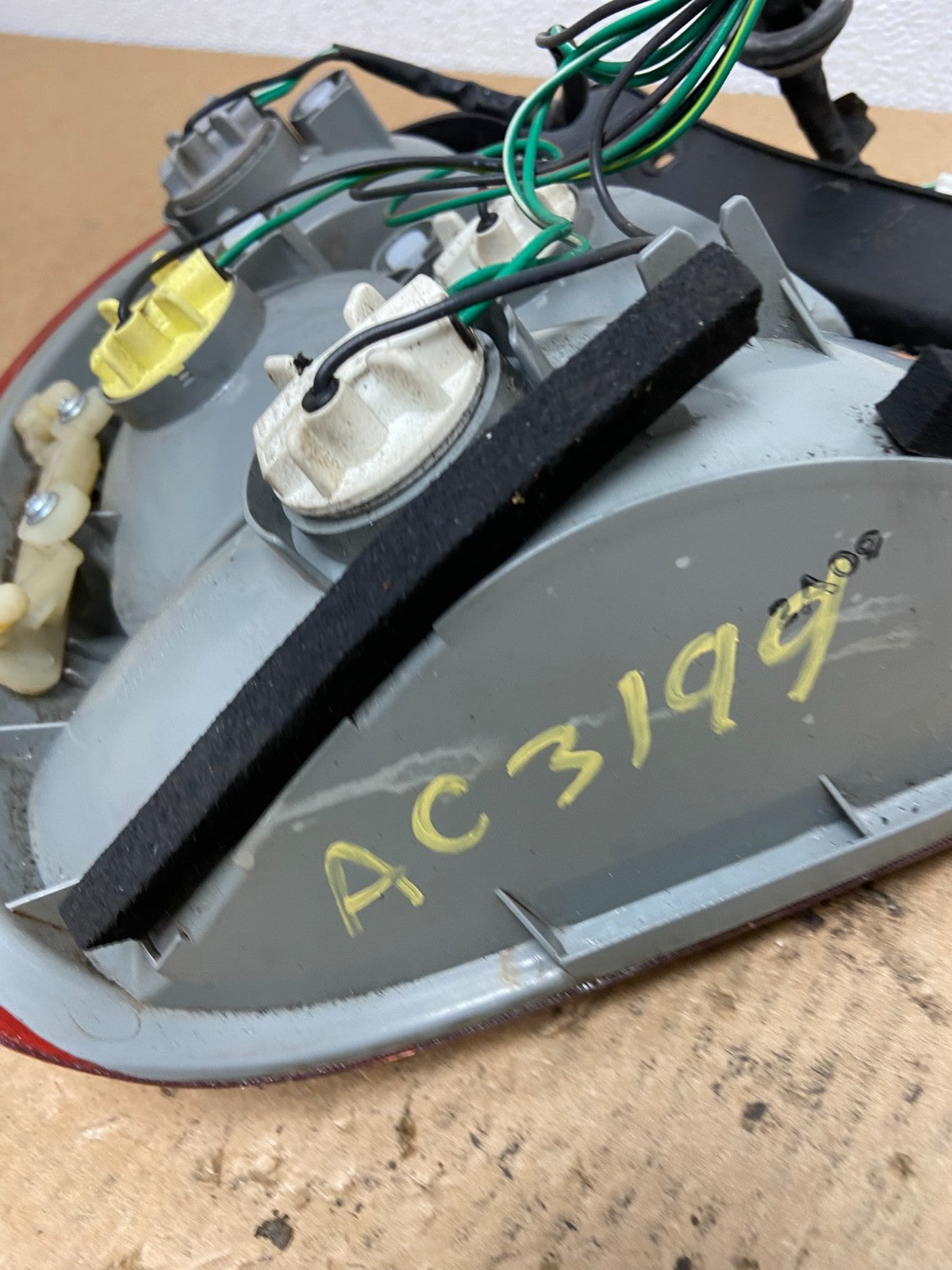 2000-2002 Hyundai Accent Sedan Right Passenger RH Tail Light OEM AC3199 DW6
