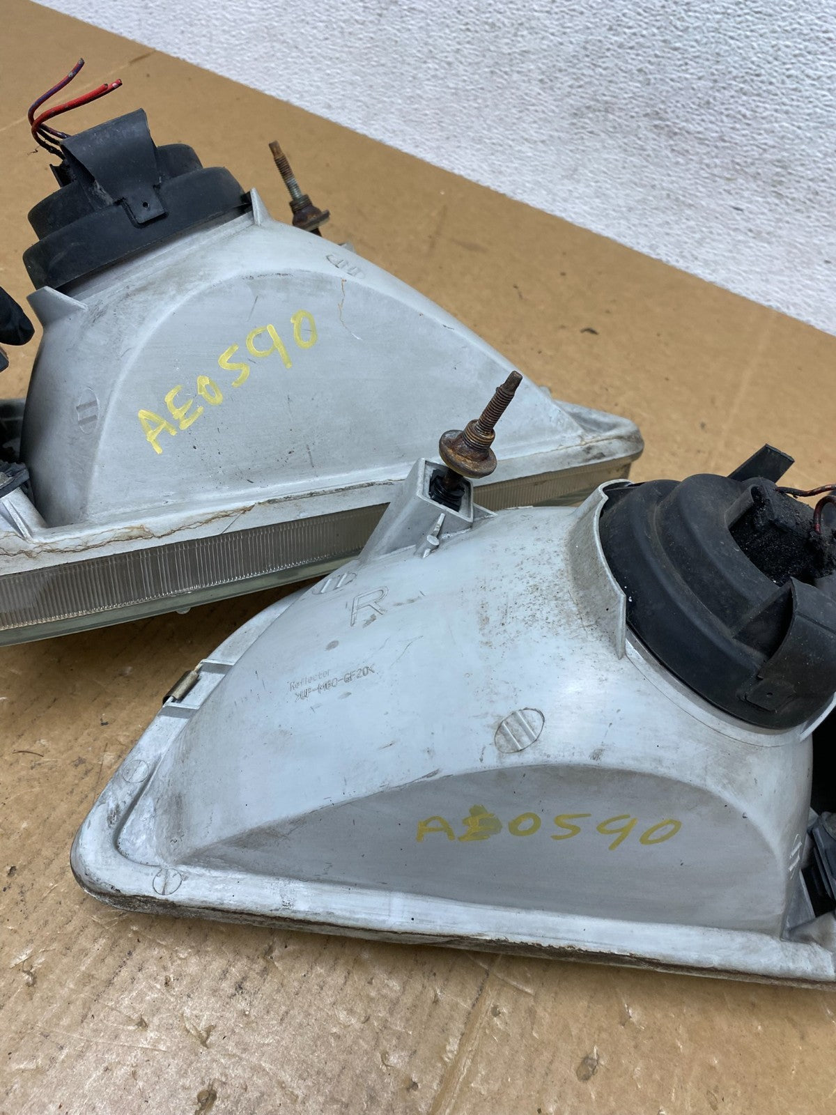 1998 to 2000 Toyota Sienna Left+Right Side Headlights AE0590 DW9