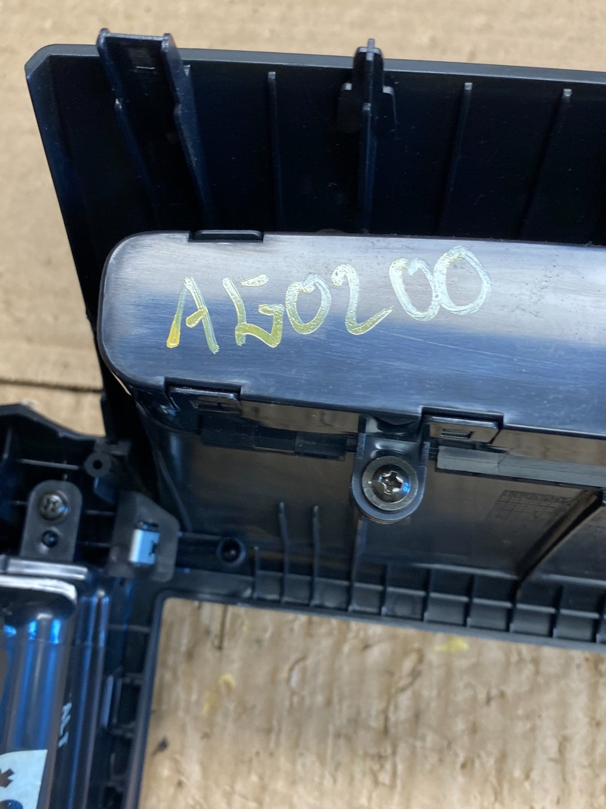 2006-2012 Hyundai Entourage Sedona Center Radio Clock Bezel Air Vent AG0200 DG6