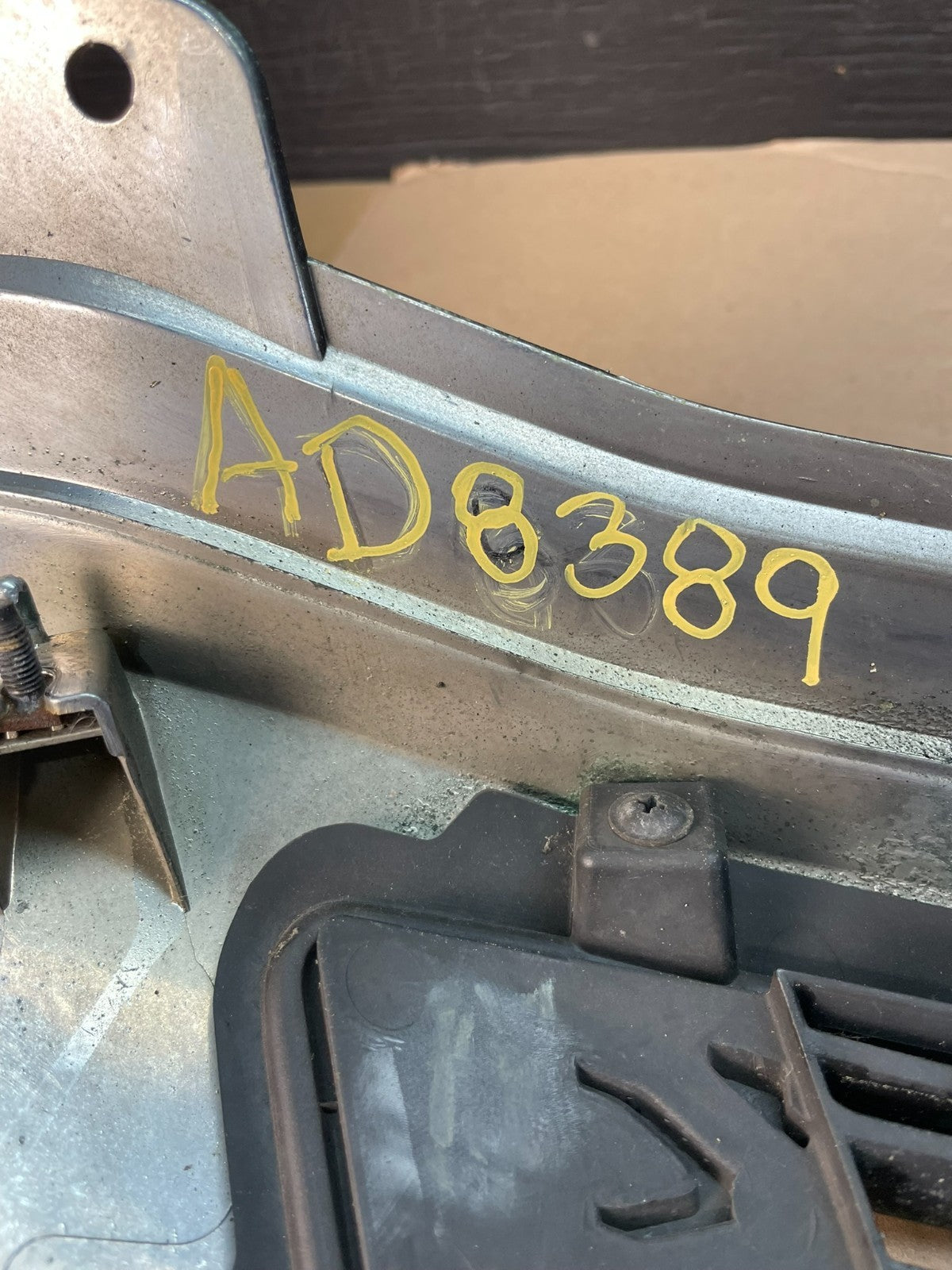 2011 2012 Kia Sedona Front Upper Grill Grille AD8389 DG5