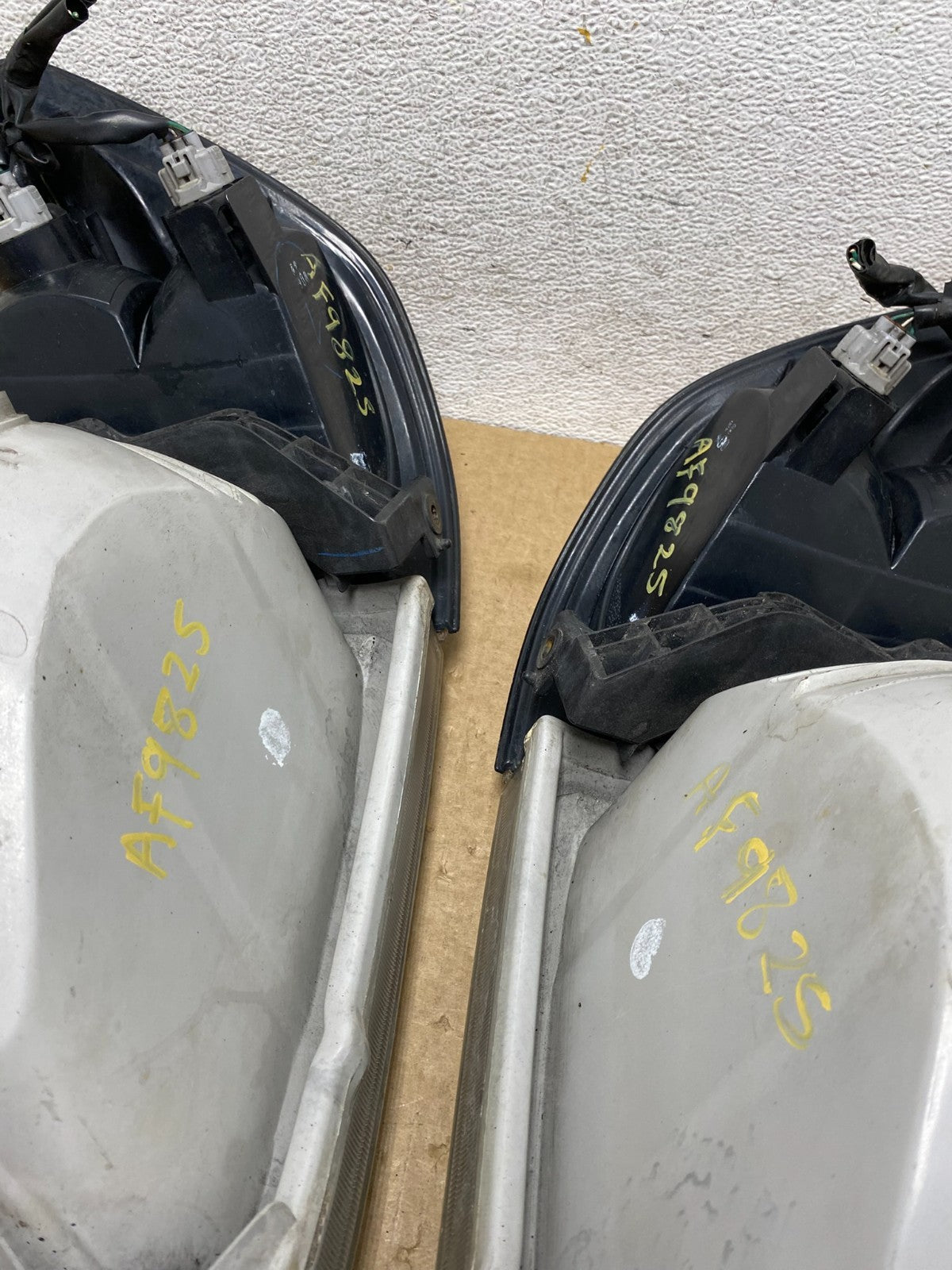 2001-2004 Toyota Sequoia Left+Right Side Halogen Headlights AF9825 DW11