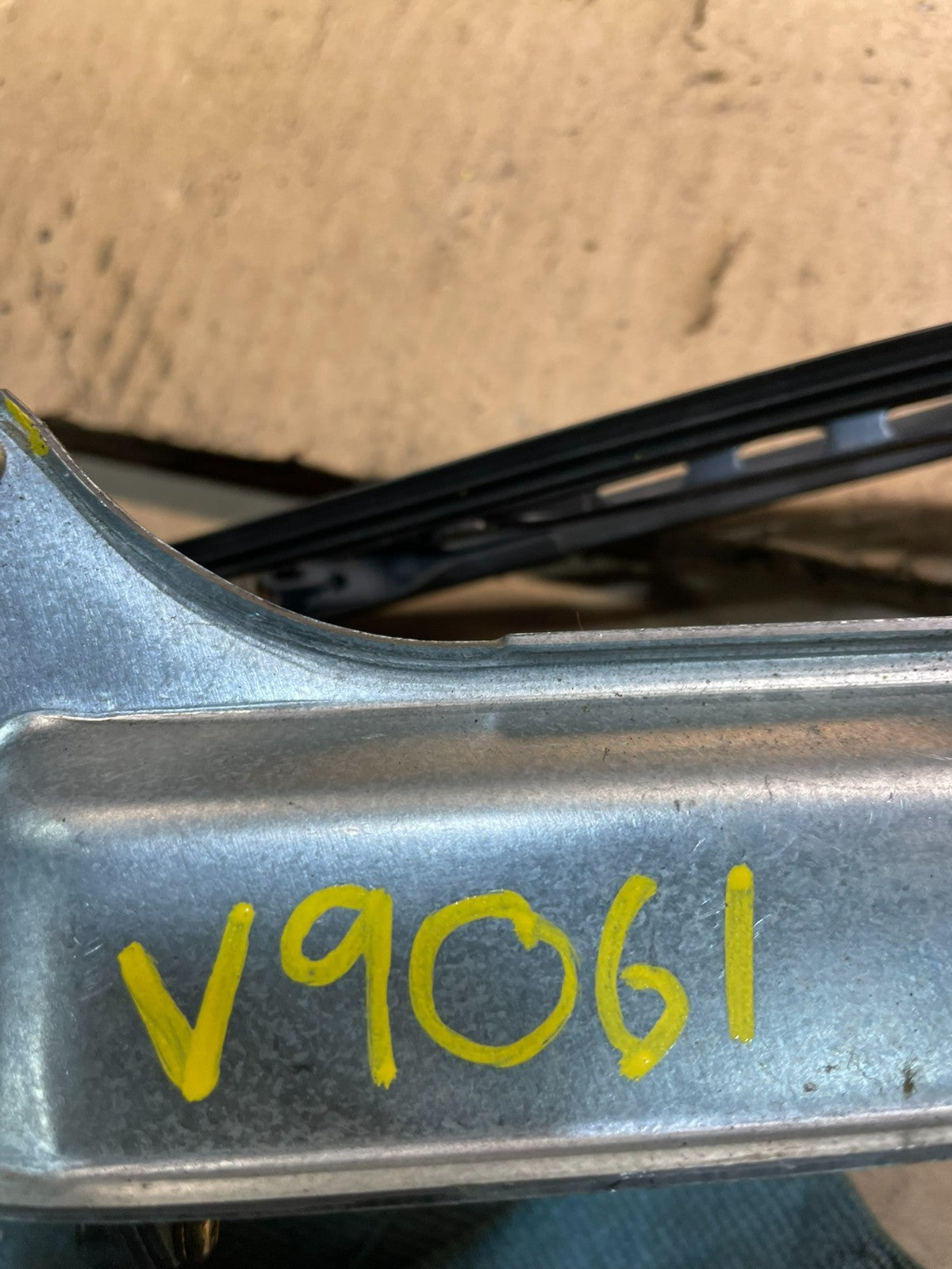 2000 to 2004 Subaru Outback Rear Windshield Washer Wiper Motor V9061 DG7