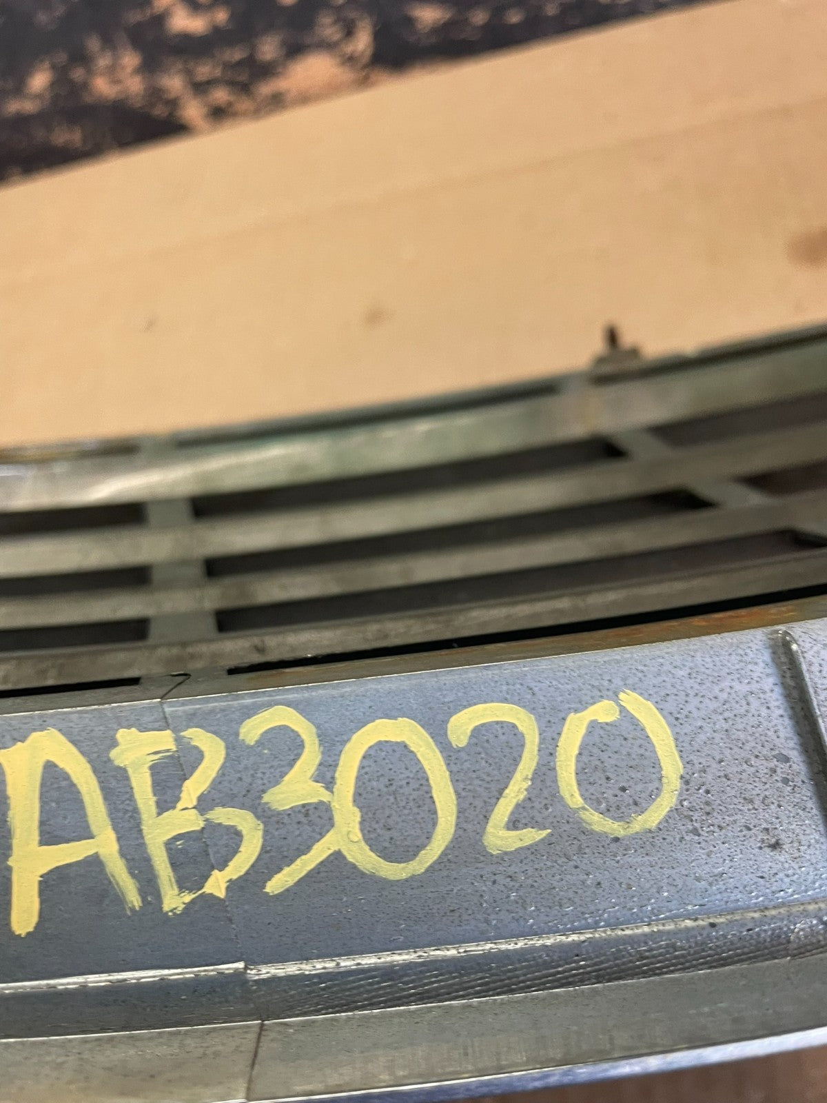 2001 to 2004 Kia Sedona Front Upper Grill Grille OEM AB3020 DG6