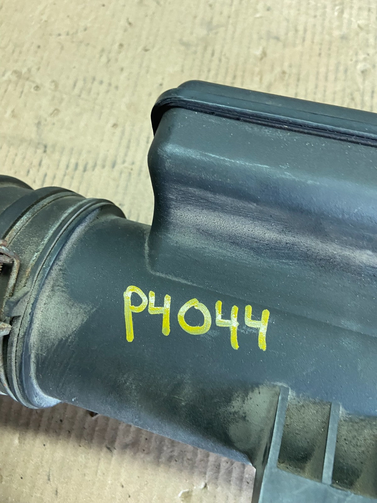 2009 to 2011 Kia Borrego Air Intake Duct Tube Pipe Oem P4044 DG9