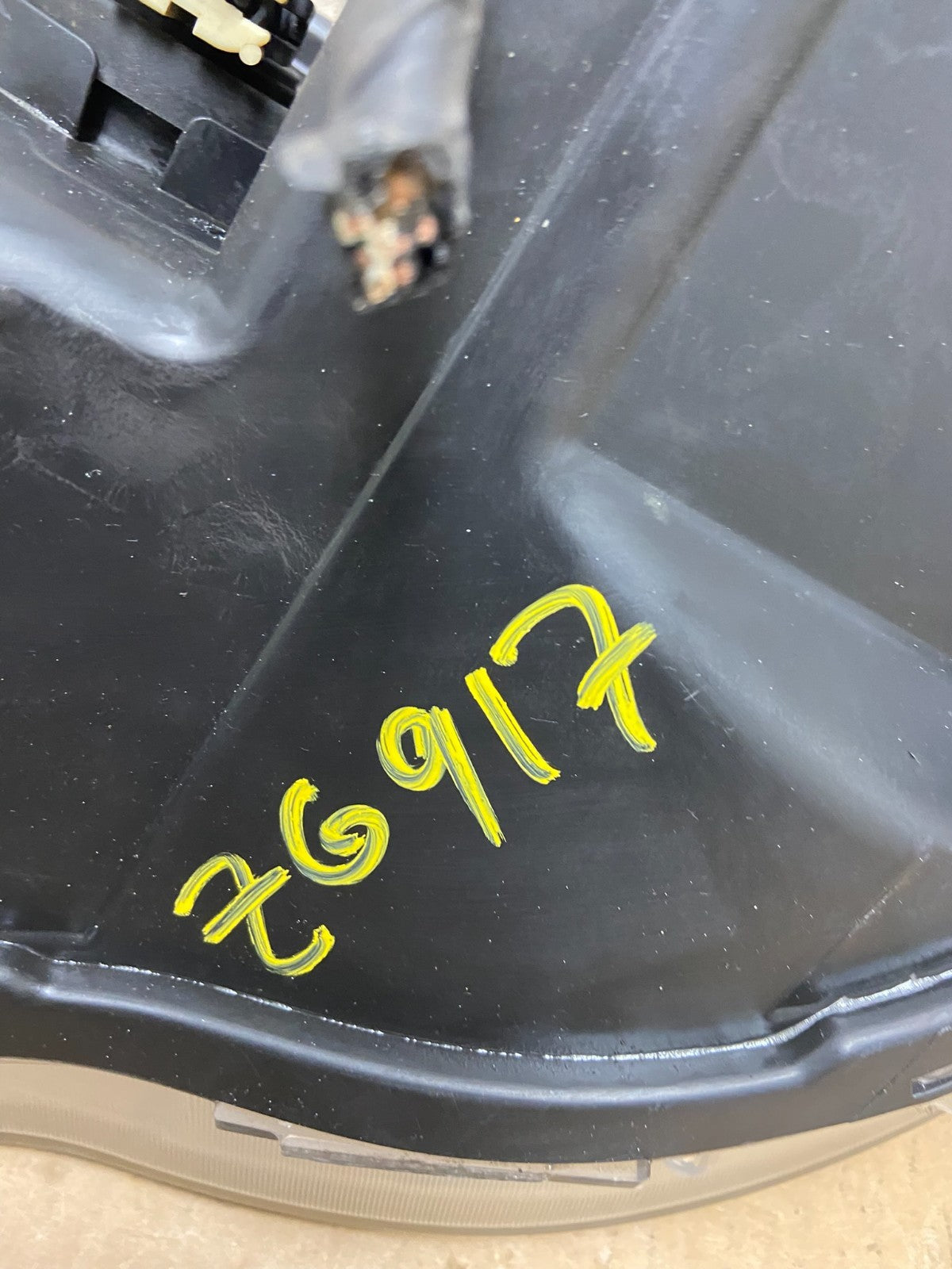 2011 to 2016 Chrysler Town and Country Right Passenger Headlight Z6917 DW9