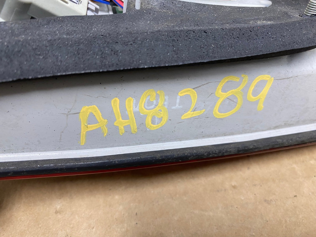 2004 to 2006 Lexus LS430 Left Driver Side Tail Light Inner AH8289 LK6