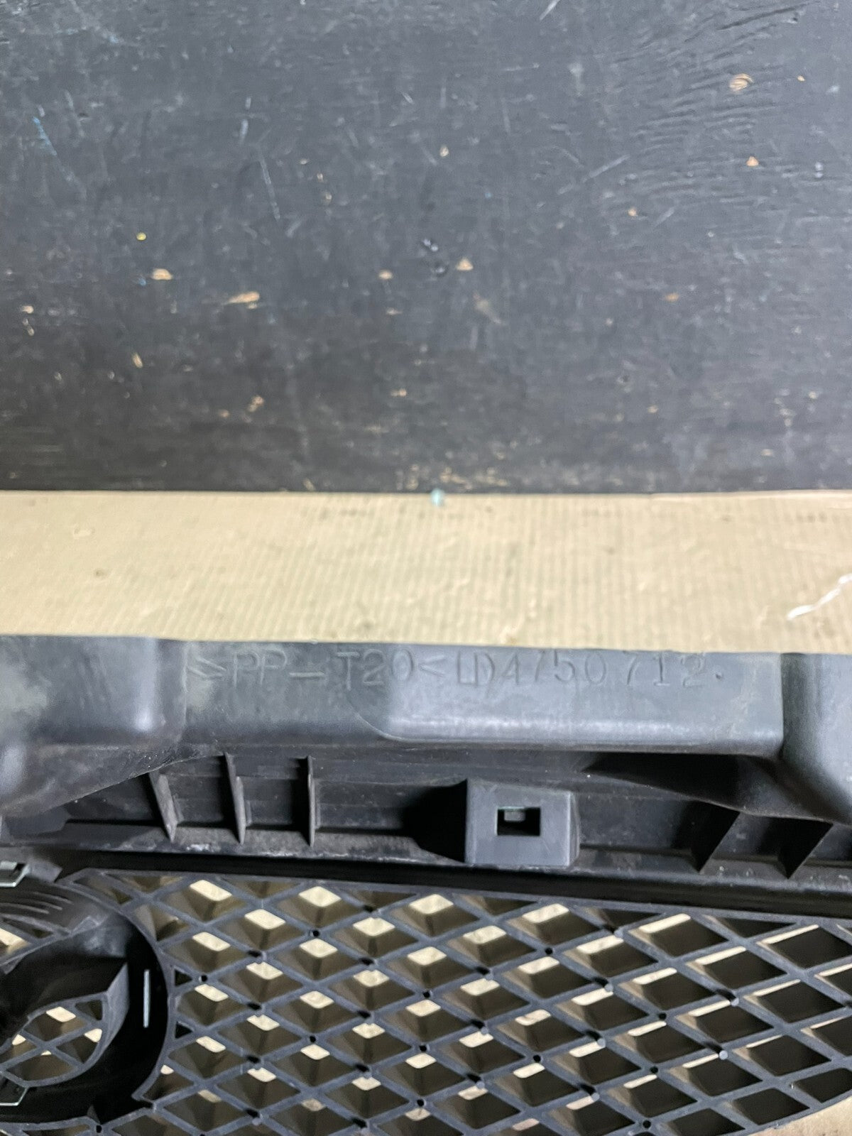 2002 2003 Mazda MPV Front Upper Grille Grill L9664 DG8
