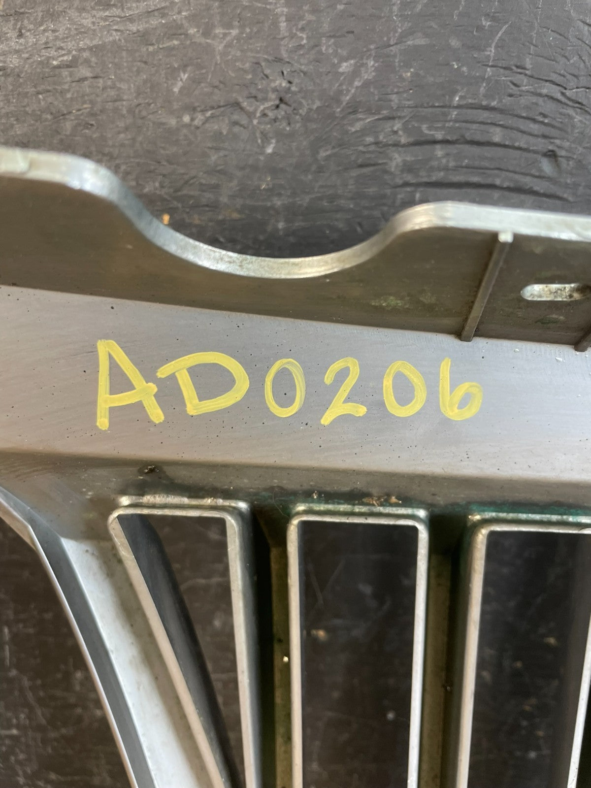 2002 to 2005 Mercury Mountaineer Front Upper Grill Grille AD0206 DG6