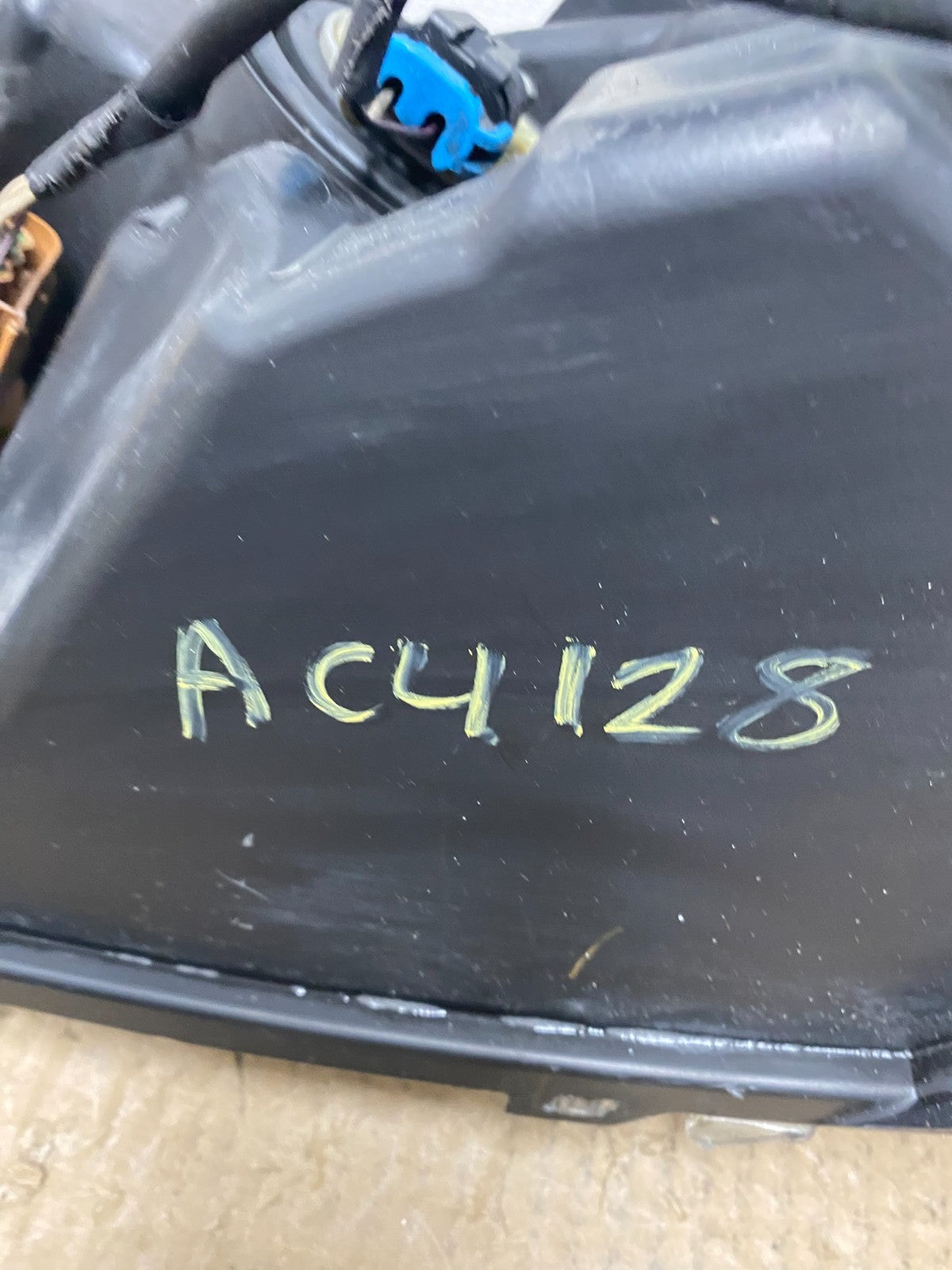 2011-2013 Jeep Grand Cherokee Right Passenger Halogen Headlight AC4128 DW10