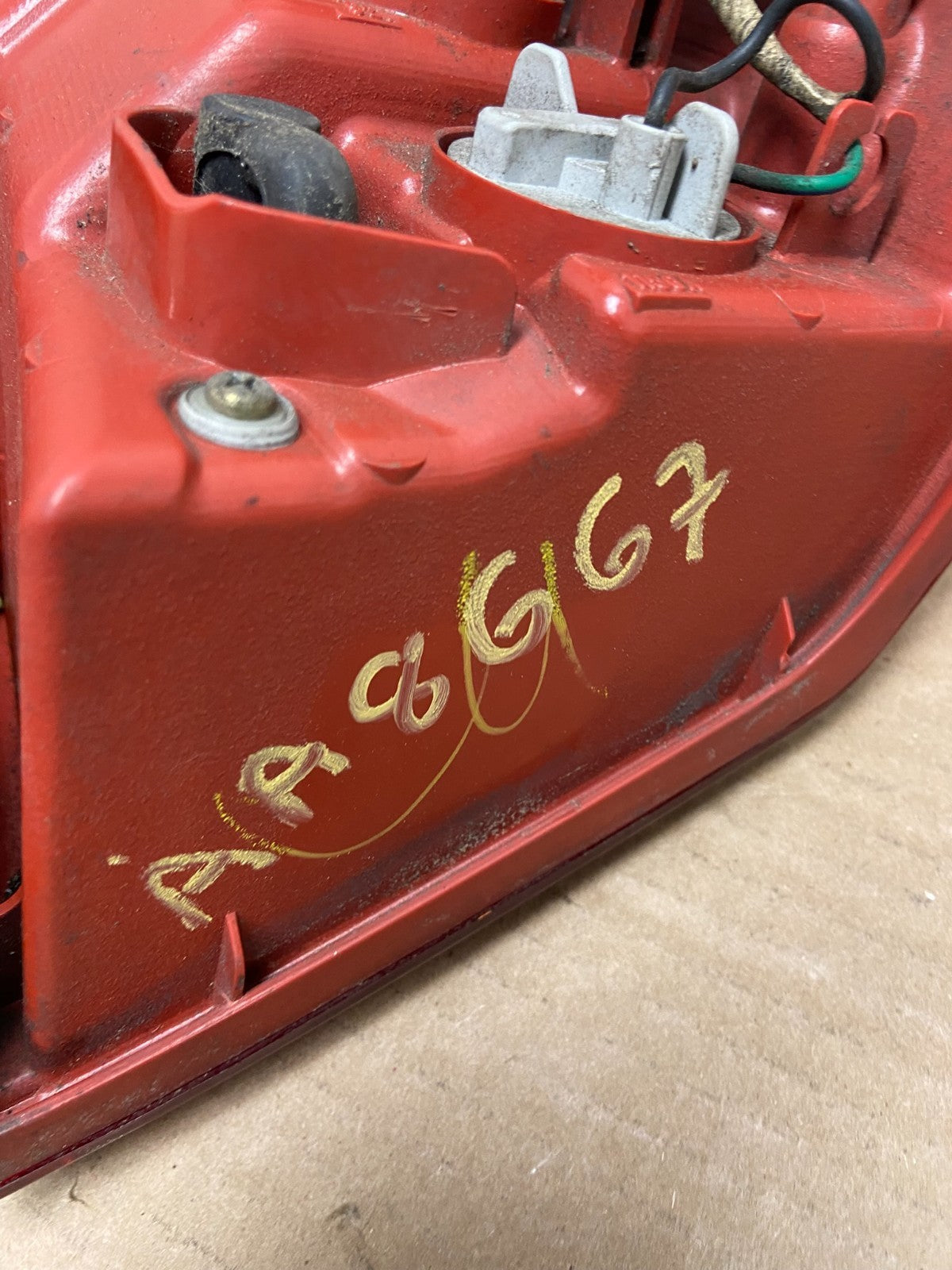 2004-2005 Mitsubishi Endeavor Left Driver LH Tail Light Oem AA8667 LK6