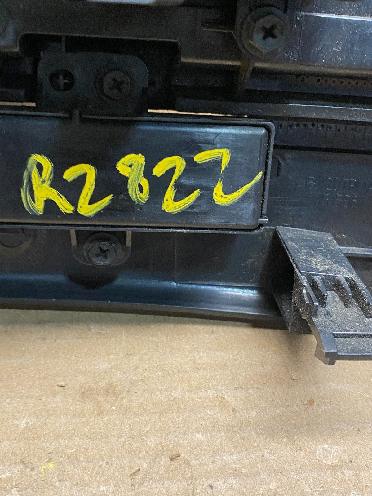 2008 to 2012 Jeep Liberty Dash Climate Temperature Control Radio Bezel R2822 DG7