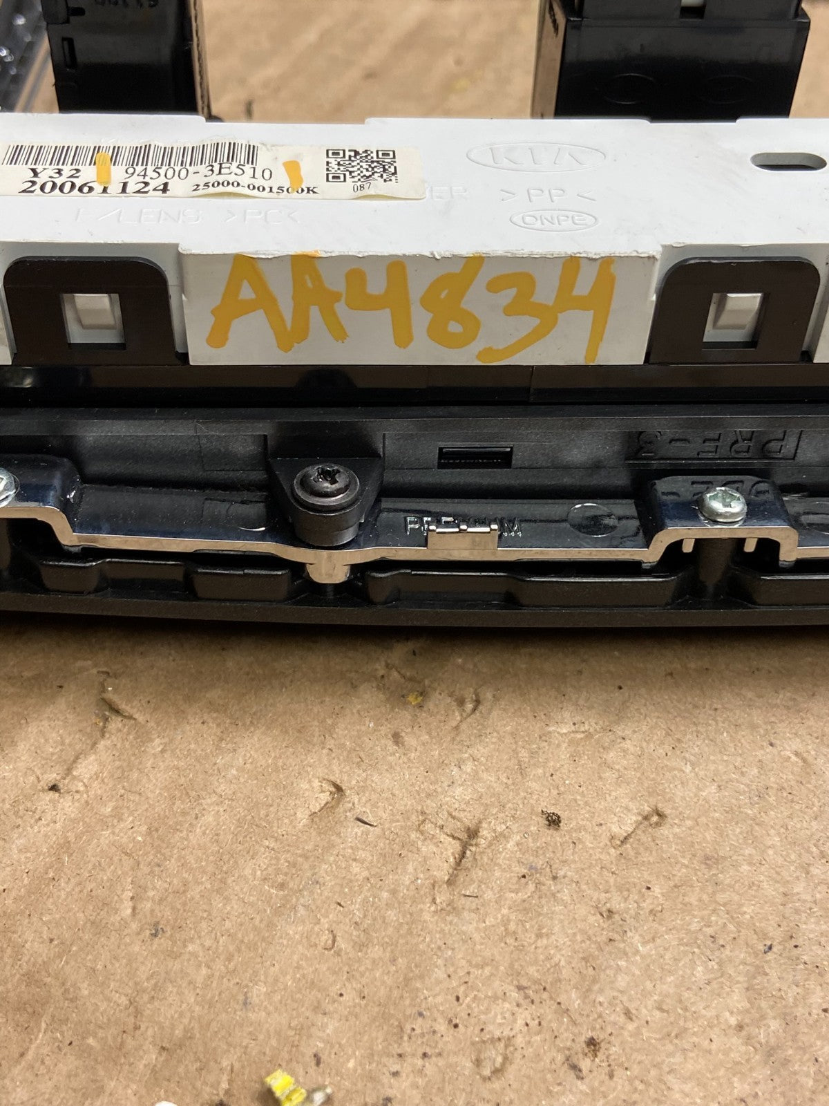 2007 to 2008 Kia Sorento Center Radio Climate Control Clock Trim AA4834 DG6