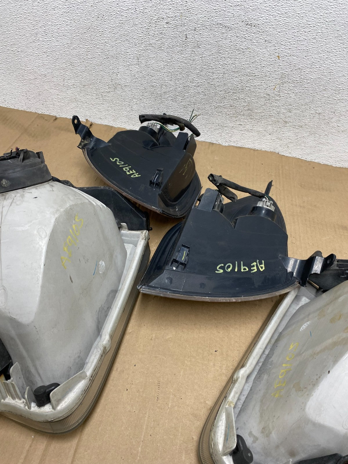 2001-2004 Toyota Sequoia Left+Right Side Halogen Headlights AE9105 DW11